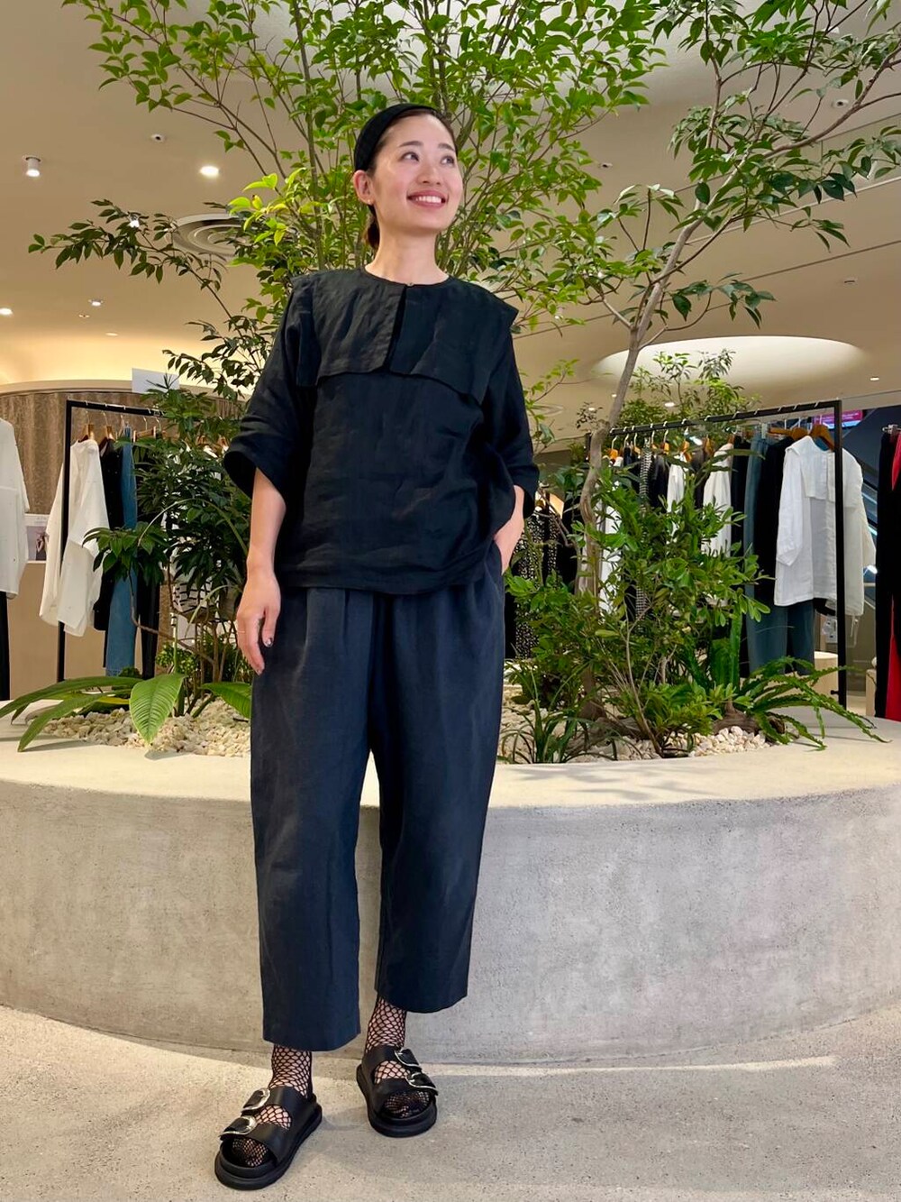 ブラック系のその他パンツ、ブラック系のシャツ/ブラウスを着用したレディースの夏コーディネートの2枚目の写真