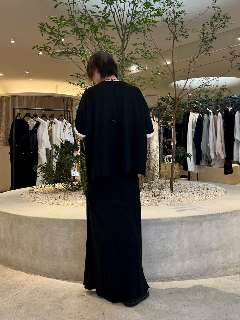 「大人カジュアル、ママコーデ、かぐれ、newarrival、休日スタイル、40代、きれいめ派のtシャツコーデ、ストレート×ブルベ冬」｜「かぐれの『2サイズ展開』キュプラスカート（スカート、ブラック系）」を使った、takagiさん（レディース・163cm）の夏コーディネートの3枚目の写真
