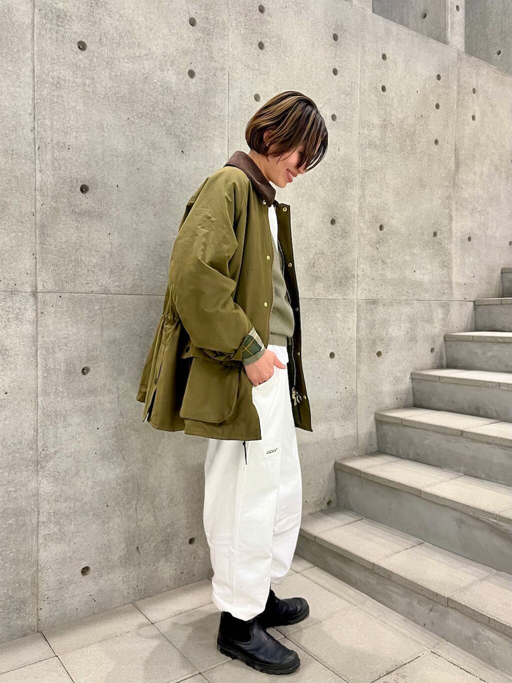 グリーン系のその他アウター、グリーン系のチュニック、ホワイト系のTシャツ/カットソーを着用したレディースの冬コーディネートの2枚目の写真