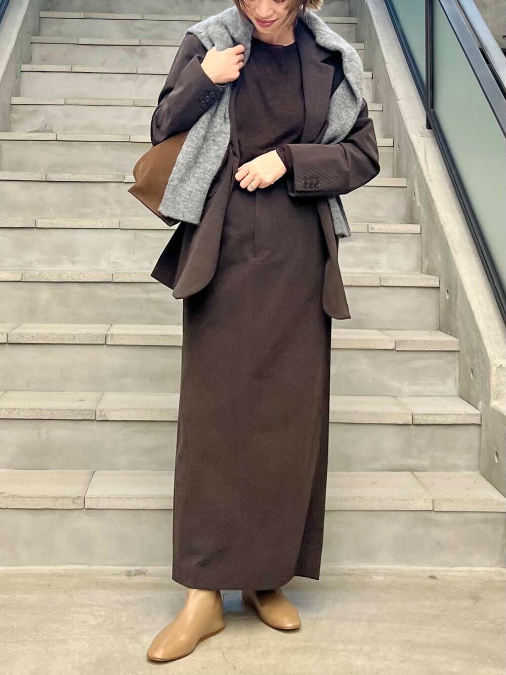 ブラウン系のその他アウター、ブラウン系のスカート、ブラウン系のニット/セーターを着用したレディースの秋コーディネートの4枚目の写真