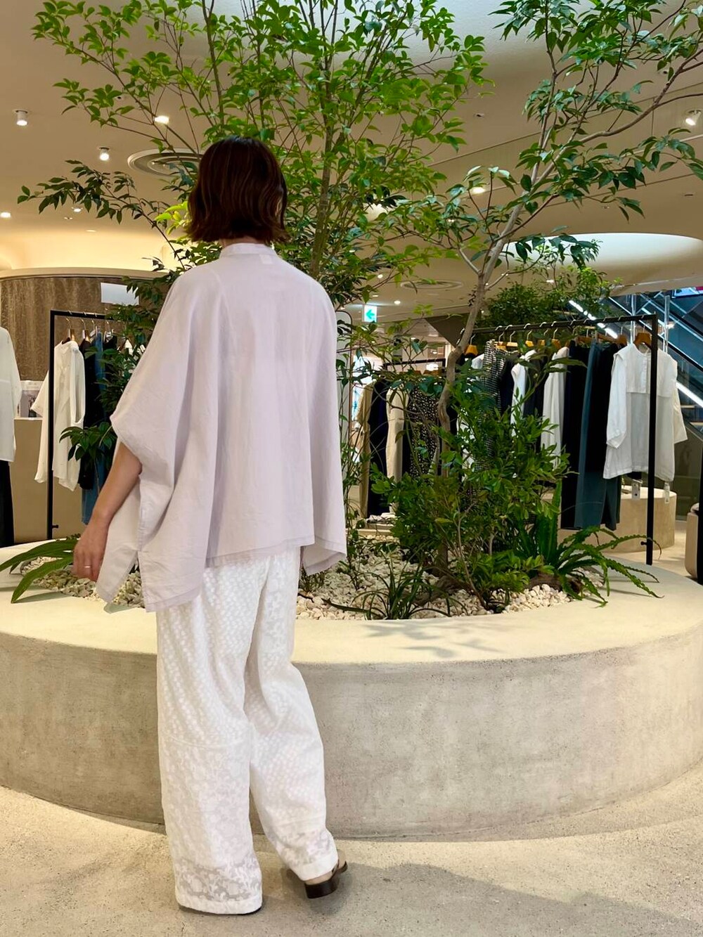 ホワイト系のその他パンツ、グレー系のシャツ/ブラウスを着用したレディースの夏コーディネートの3枚目の写真