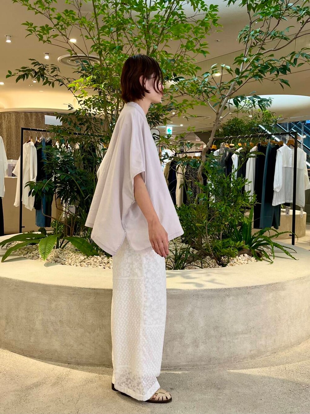 ホワイト系のその他パンツ、グレー系のシャツ/ブラウスを着用したレディースの夏コーディネートの2枚目の写真