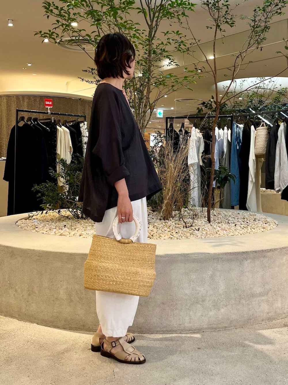「大人カジュアル、ママコーデ、かぐれ、リネン、newarrival、休日スタイル、40代、ストレート×ブルベ冬、シャツが主役の夏コーデ、夏の涼しげパンツコーデ」｜「かぐれのコットンクロップドパンツ（その他パンツ、ホワイト系）」を使った、takagiさん（レディース・163cm）の夏コーディネートの2枚目の写真