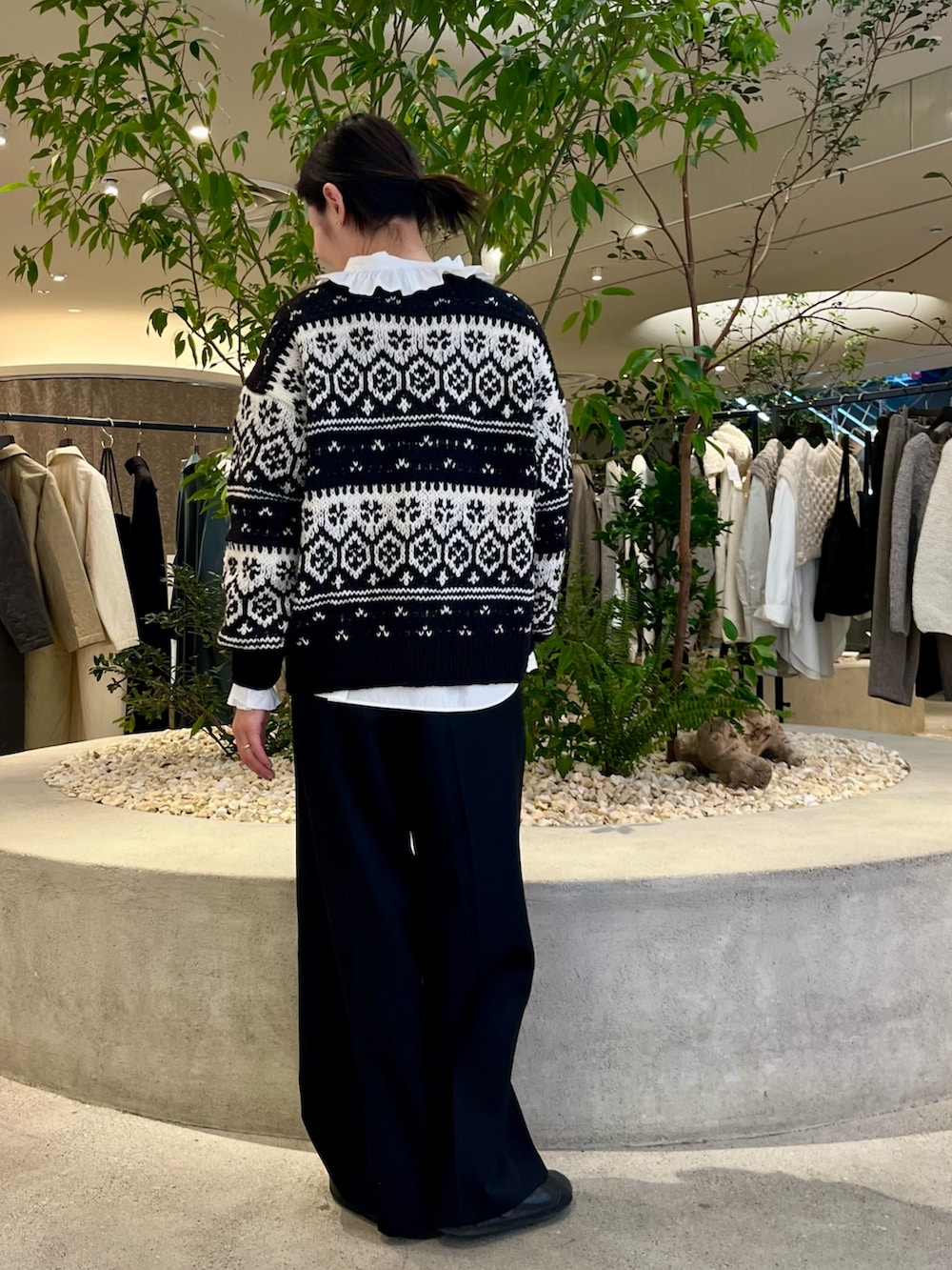 ブラック系のカーディガン/ボレロ、ブラック系のその他パンツ、ホワイト系のシャツ/ブラウスを着用したレディースの秋コーディネートの3枚目の写真