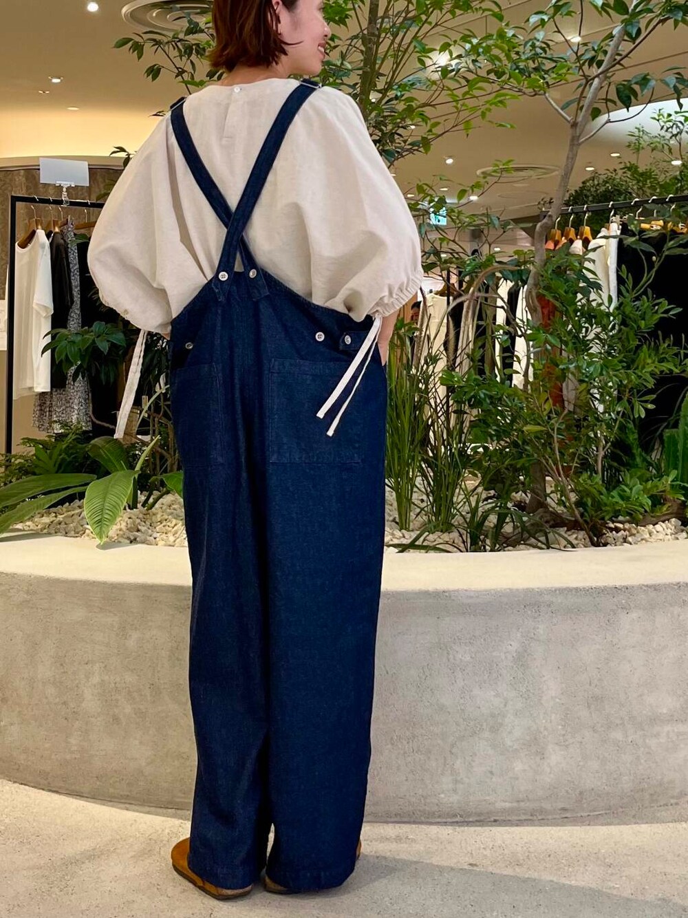 ベージュ系のシャツ/ブラウス、ブルー系のサロペット/オーバーオールを着用したレディースの夏コーディネートの7枚目の写真