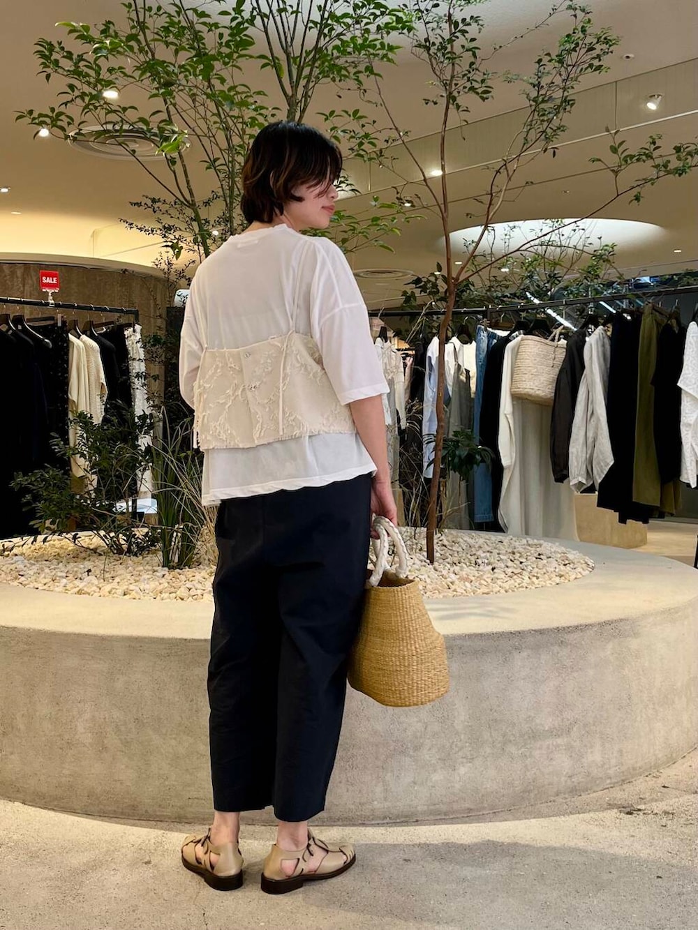 「大人カジュアル、ママコーデ、かぐれ、リネン、newarrival、休日スタイル、40代、きれいめ派のtシャツコーデ、ストレート×ブルベ冬」｜「かぐれのジャガードキャミソール（Tシャツ/カットソー、ホワイト系）」を使った、takagiさん（レディース・163cm）の夏コーディネートの4枚目の写真