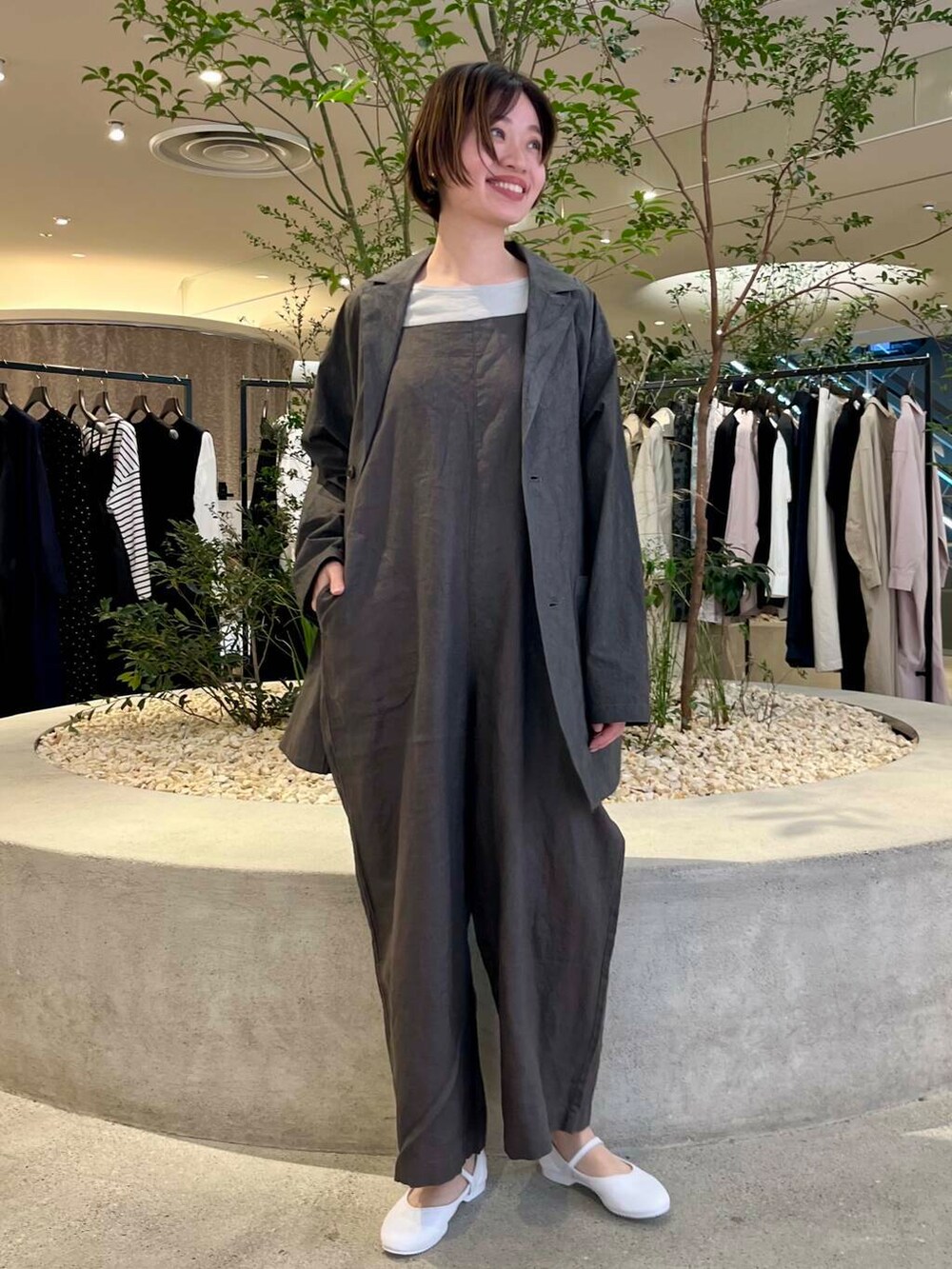 「かぐれ、newarrival、ストレート×ブルベ冬、春のジャケットスタイル」｜「かぐれのボートネックロングカットソー（Tシャツ/カットソー、グレー系）」を使った、takagiさん（レディース・163cm）の春コーディネートの2枚目の写真