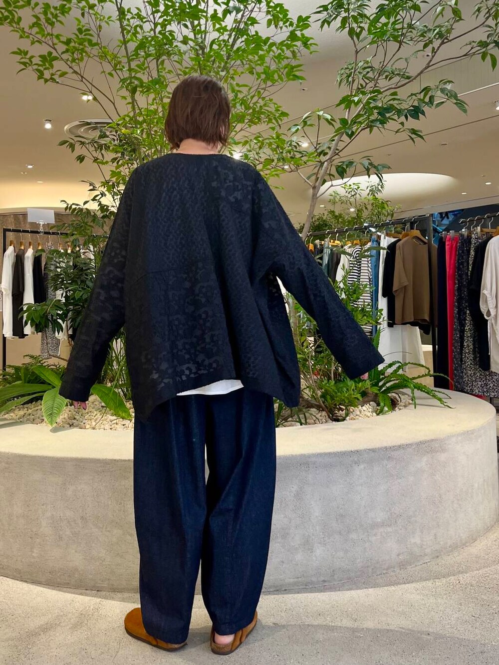 ブラック系のシャツ/ブラウス、ブルー系のデニムパンツ、ホワイト系のTシャツ/カットソーを着用したレディースの夏コーディネートの2枚目の写真