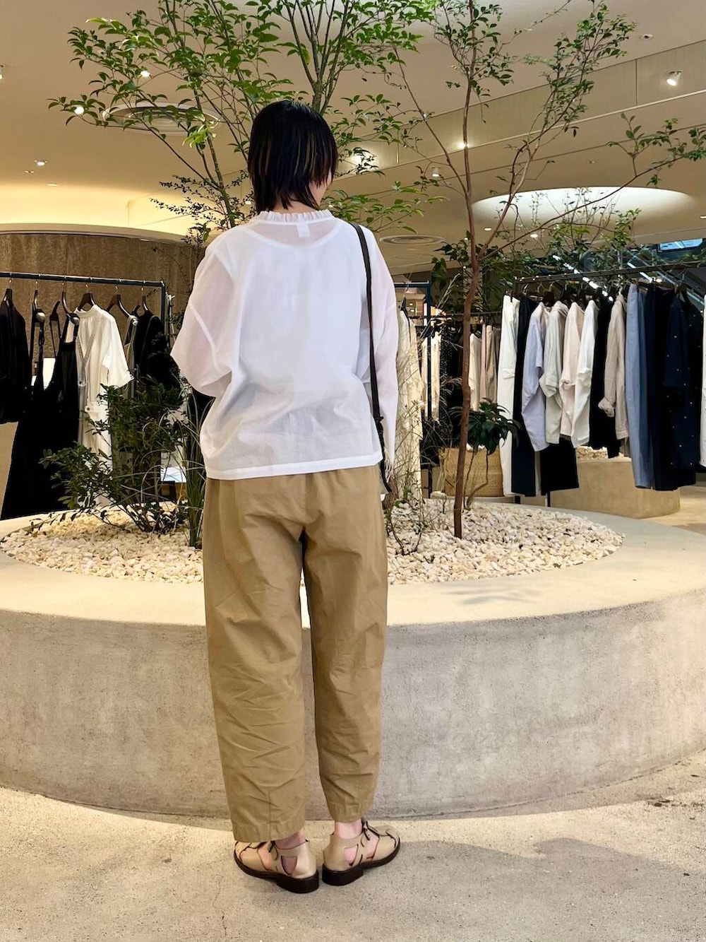 「大人カジュアル、ママコーデ、かぐれ、newarrival、休日スタイル、40代、ストレート×ブルベ冬、シャツが主役の夏コーデ、着回し力抜群シャツ、洒落見えイージーパンツ×サンダル」｜「かぐれのコットンクロップドパンツ（その他パンツ、ベージュ系）」を使った、takagiさん（レディース・163cm）の夏コーディネートの2枚目の写真