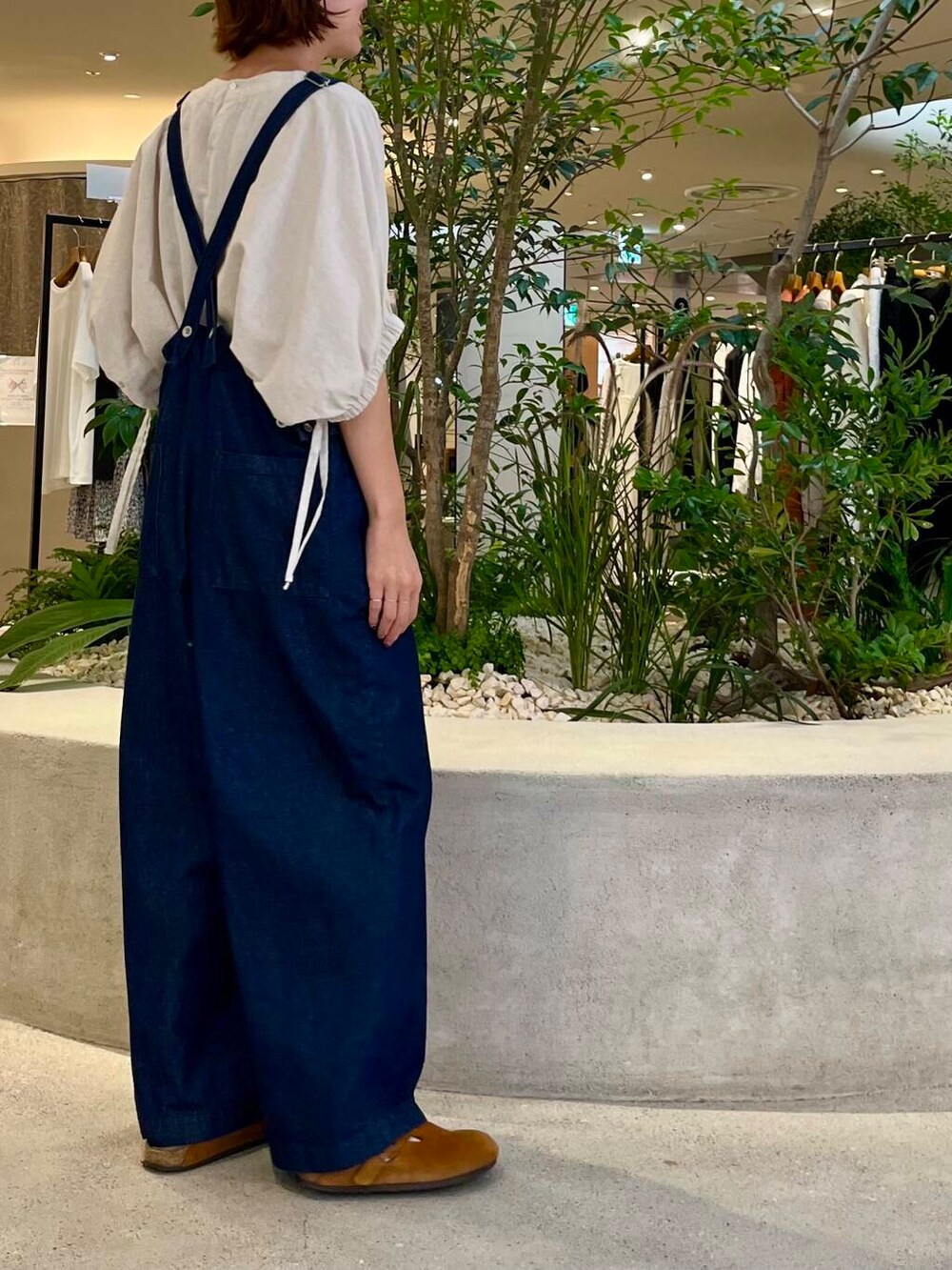 ベージュ系のシャツ/ブラウス、ブルー系のサロペット/オーバーオールを着用したレディースの夏コーディネートの6枚目の写真