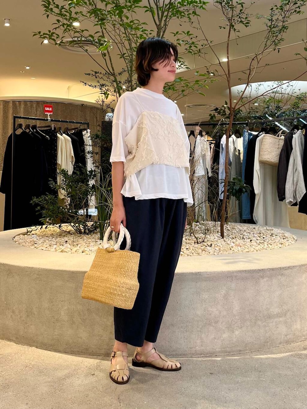 「大人カジュアル、ママコーデ、かぐれ、リネン、newarrival、休日スタイル、40代、きれいめ派のtシャツコーデ、ストレート×ブルベ冬」｜「かぐれのジャガードキャミソール（Tシャツ/カットソー、ホワイト系）」を使った、takagiさん（レディース・163cm）の夏コーディネートの3枚目の写真