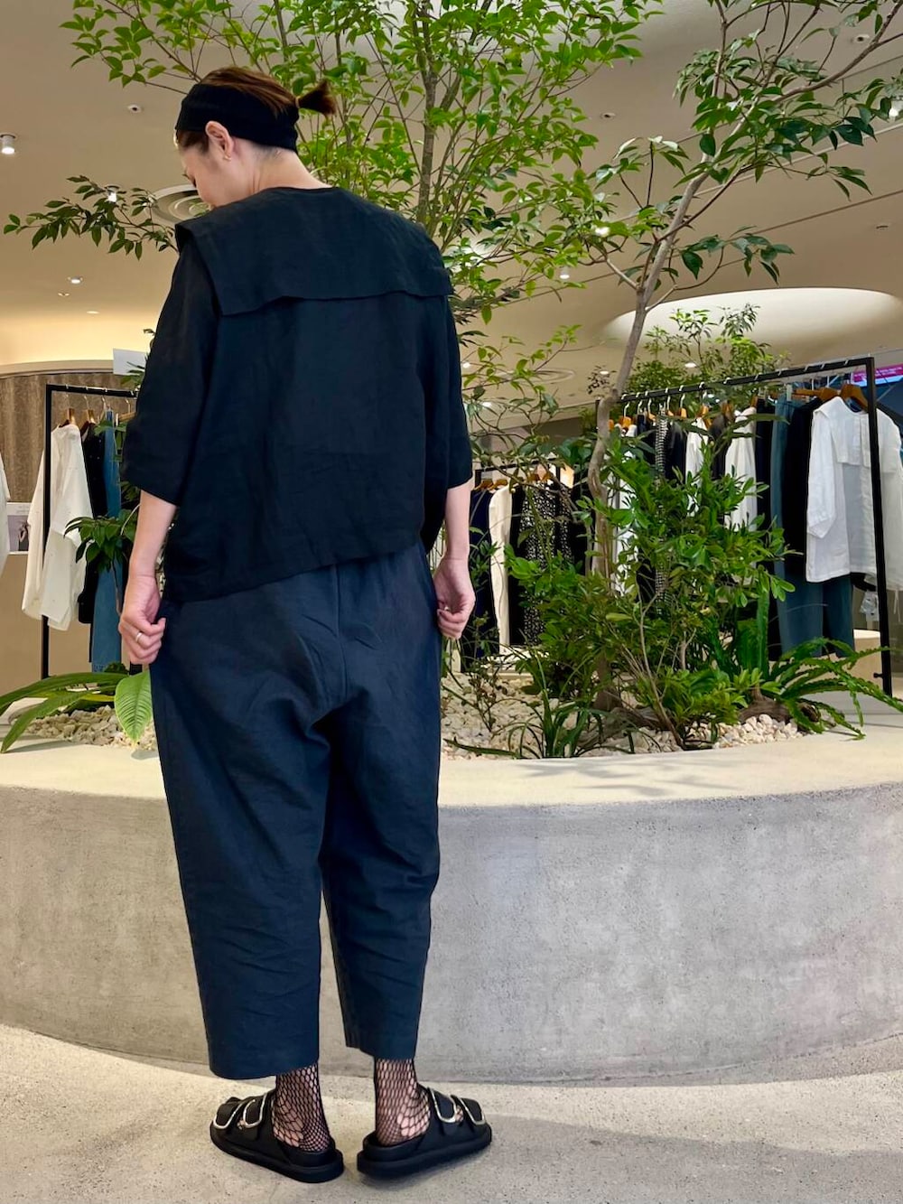 ブラック系のその他パンツ、ブラック系のシャツ/ブラウスを着用したレディースの夏コーディネートの4枚目の写真