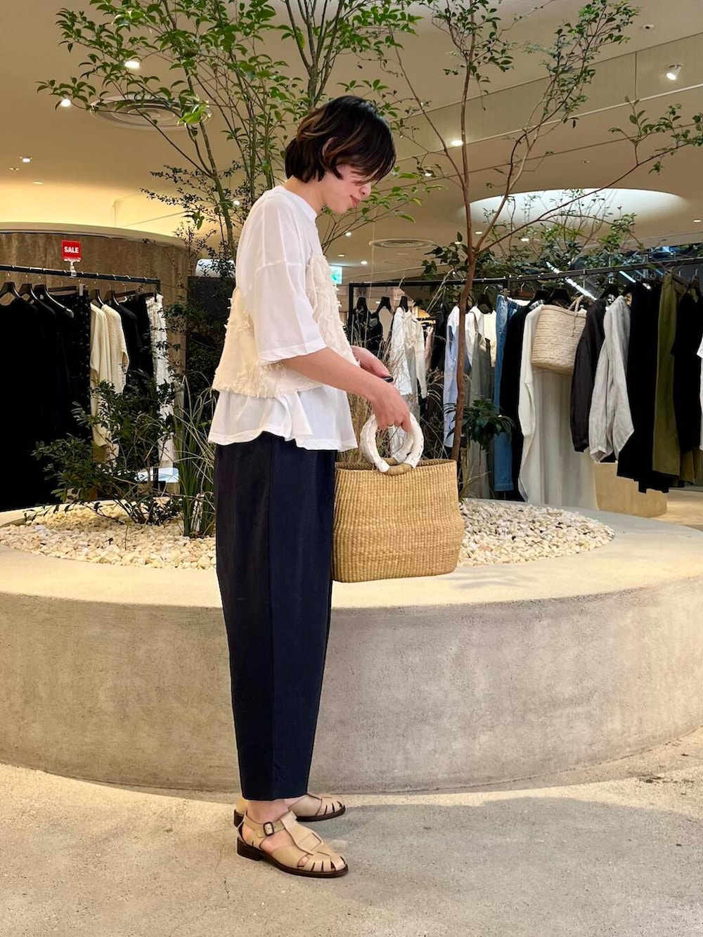 「大人カジュアル、ママコーデ、かぐれ、リネン、newarrival、休日スタイル、40代、きれいめ派のtシャツコーデ、ストレート×ブルベ冬」｜「かぐれのジャガードキャミソール（Tシャツ/カットソー、ホワイト系）」を使った、takagiさん（レディース・163cm）の夏コーディネートの2枚目の写真