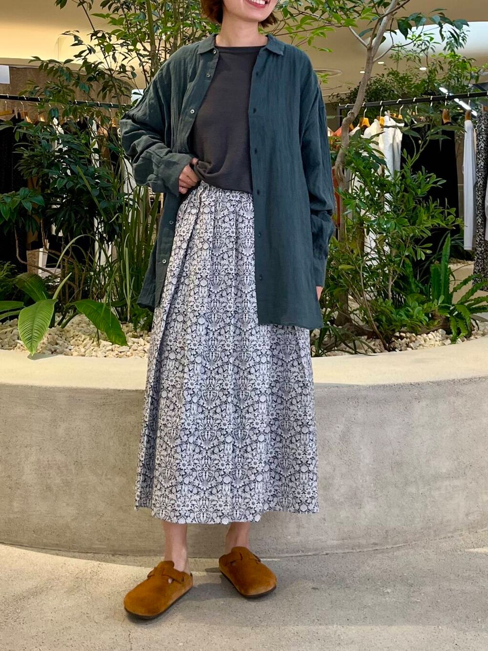 グレー系のTシャツ/カットソー、グリーン系のシャツ/ブラウス、ブラック系のスカートを着用したレディースの夏コーディネートの4枚目の写真