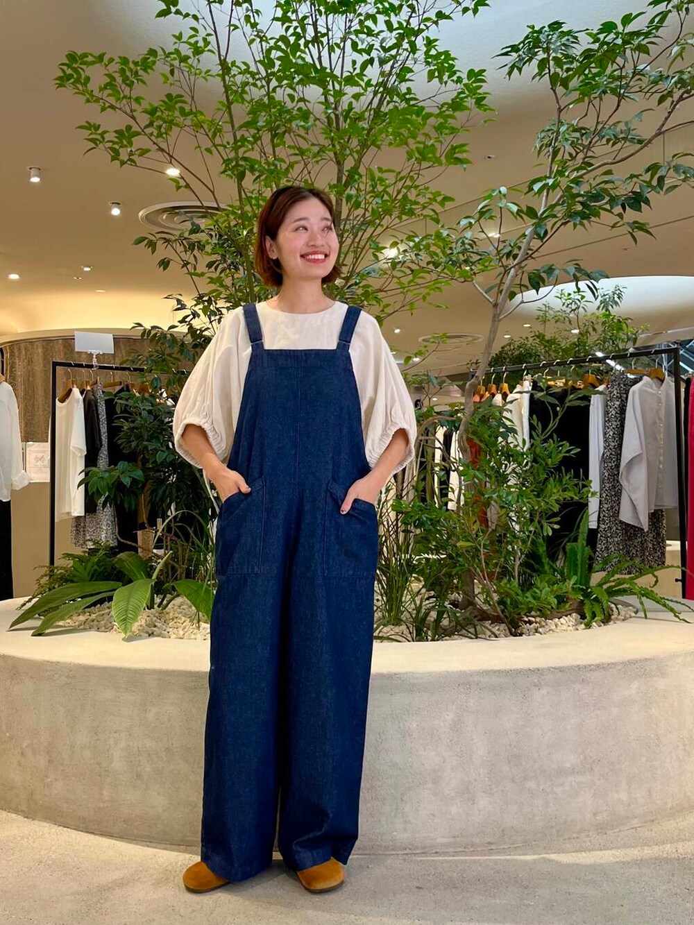 ベージュ系のシャツ/ブラウス、ブルー系のサロペット/オーバーオールを着用したレディースの夏コーディネートの3枚目の写真