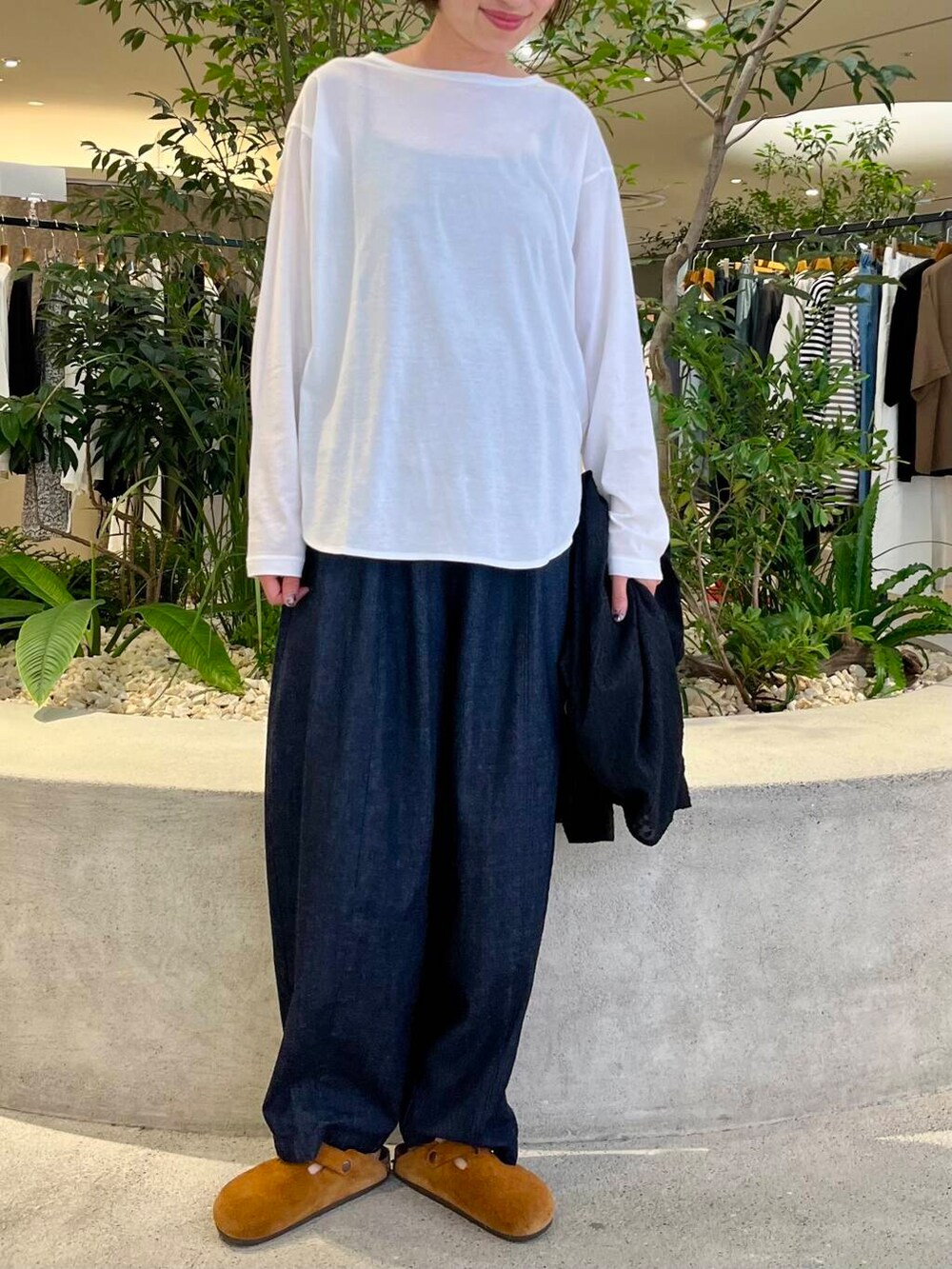 ブラック系のシャツ/ブラウス、ブルー系のデニムパンツ、ホワイト系のTシャツ/カットソーを着用したレディースの夏コーディネートの6枚目の写真