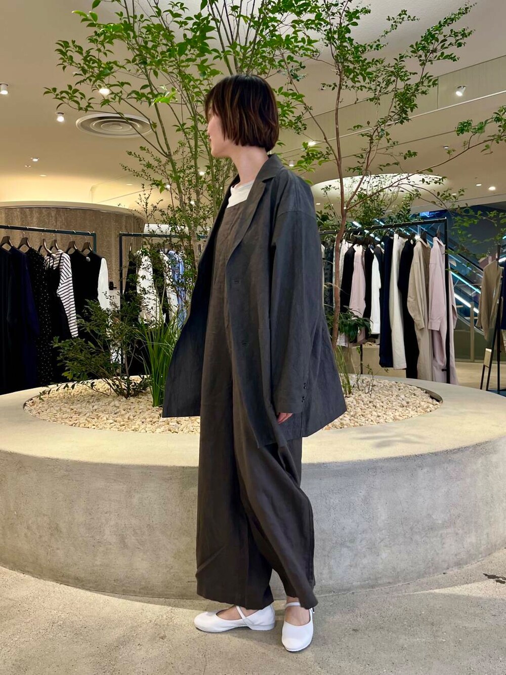 「かぐれ、newarrival、ストレート×ブルベ冬、春のジャケットスタイル」｜「かぐれのボートネックロングカットソー（Tシャツ/カットソー、グレー系）」を使った、takagiさん（レディース・163cm）の春コーディネートの3枚目の写真