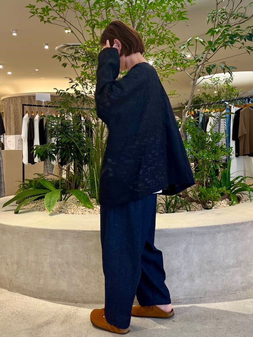 ブラック系のシャツ/ブラウス、ブルー系のデニムパンツ、ホワイト系のTシャツ/カットソーを着用したレディースの夏コーディネートの3枚目の写真