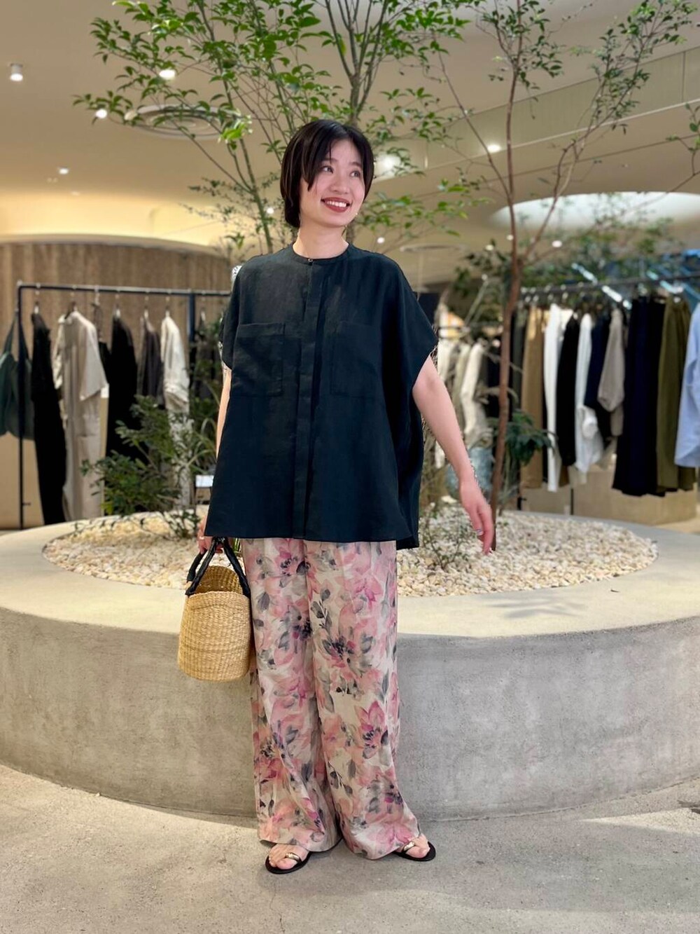 ピンク系のその他パンツ、ブラック系のサンダルを着用したレディースの夏コーディネートの3枚目の写真