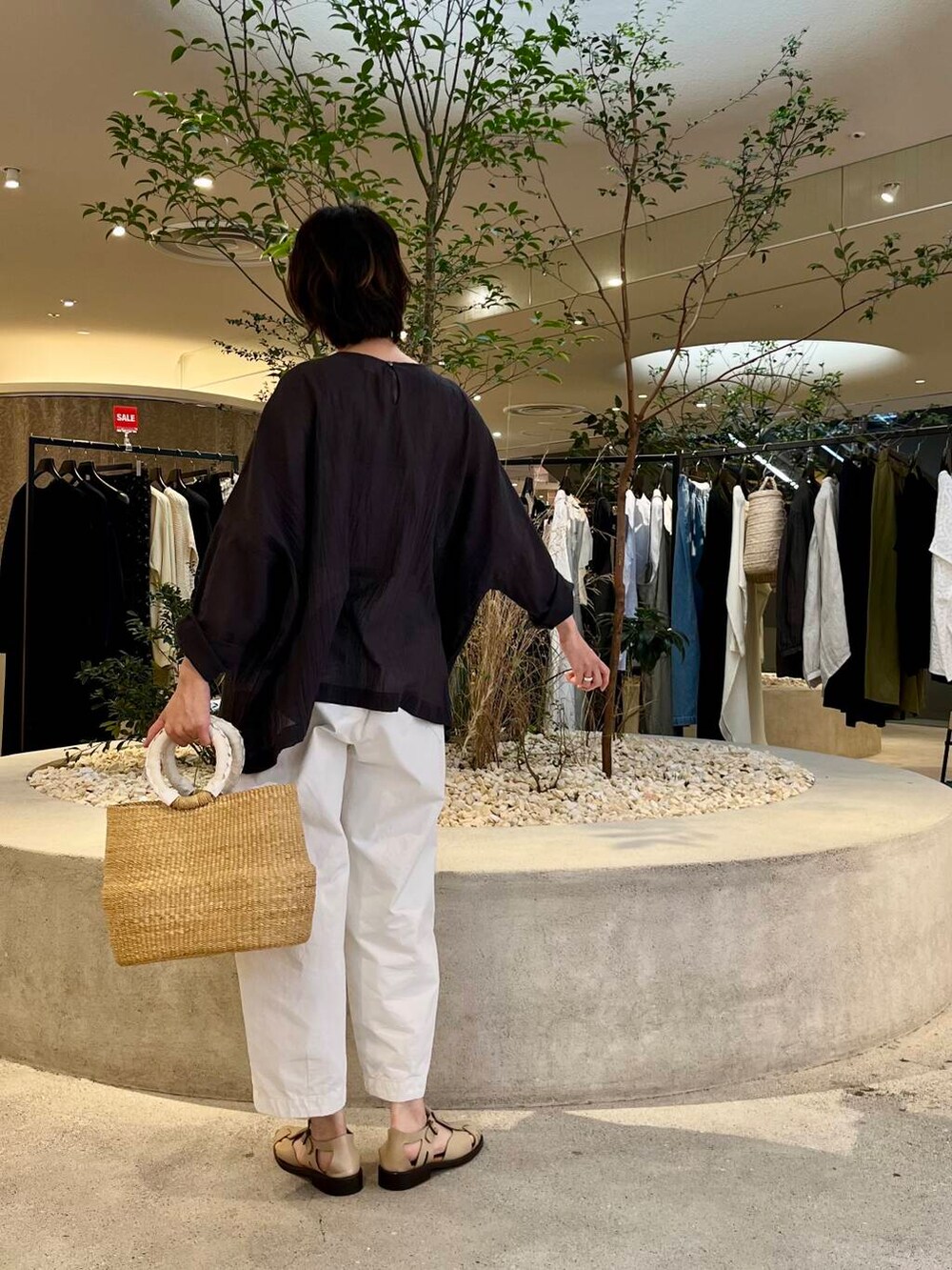「大人カジュアル、ママコーデ、かぐれ、リネン、newarrival、休日スタイル、40代、ストレート×ブルベ冬、シャツが主役の夏コーデ、夏の涼しげパンツコーデ」｜「かぐれのコットンクロップドパンツ（その他パンツ、ホワイト系）」を使った、takagiさん（レディース・163cm）の夏コーディネートの4枚目の写真