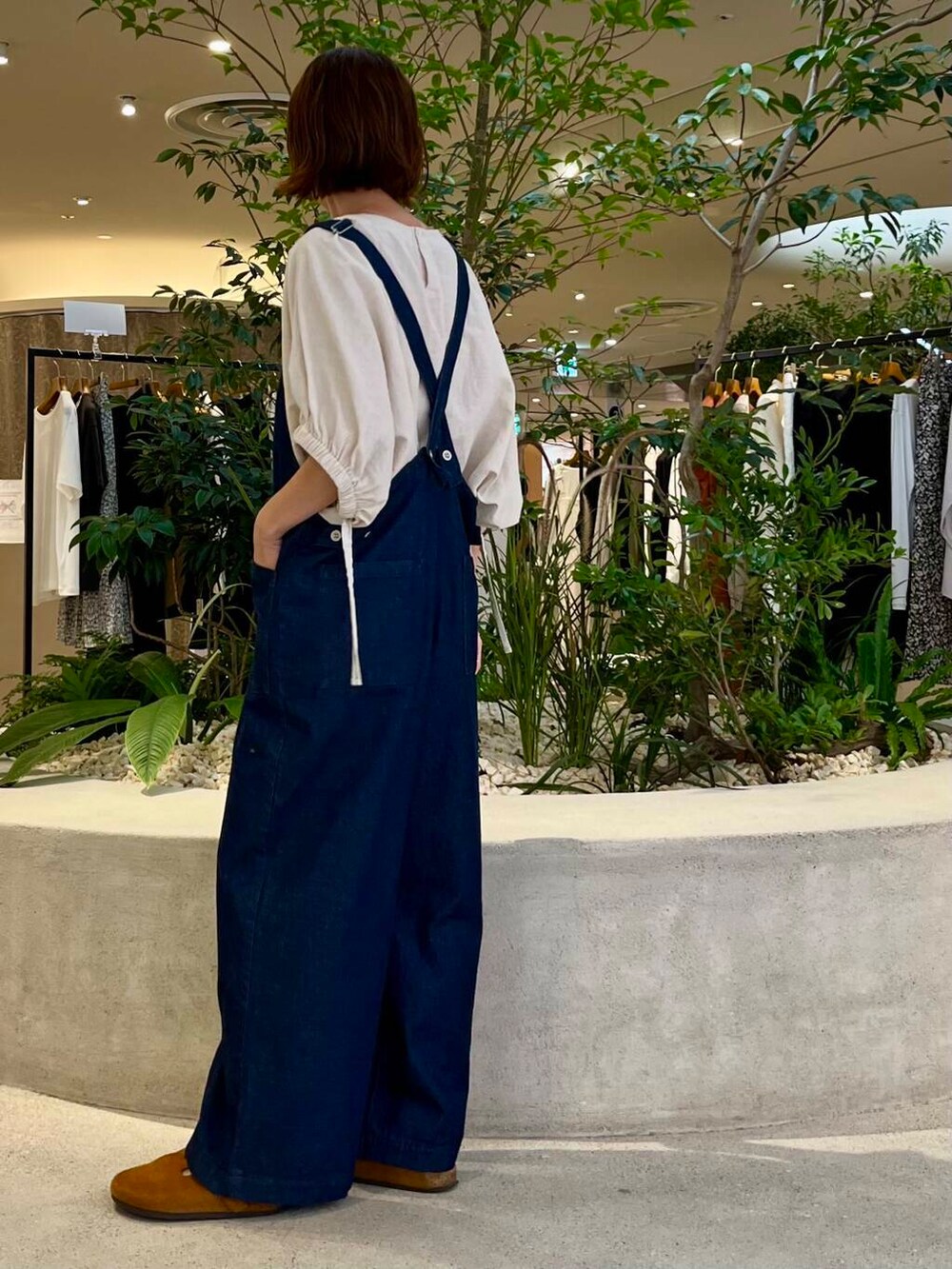 ベージュ系のシャツ/ブラウス、ブルー系のサロペット/オーバーオールを着用したレディースの夏コーディネートの5枚目の写真