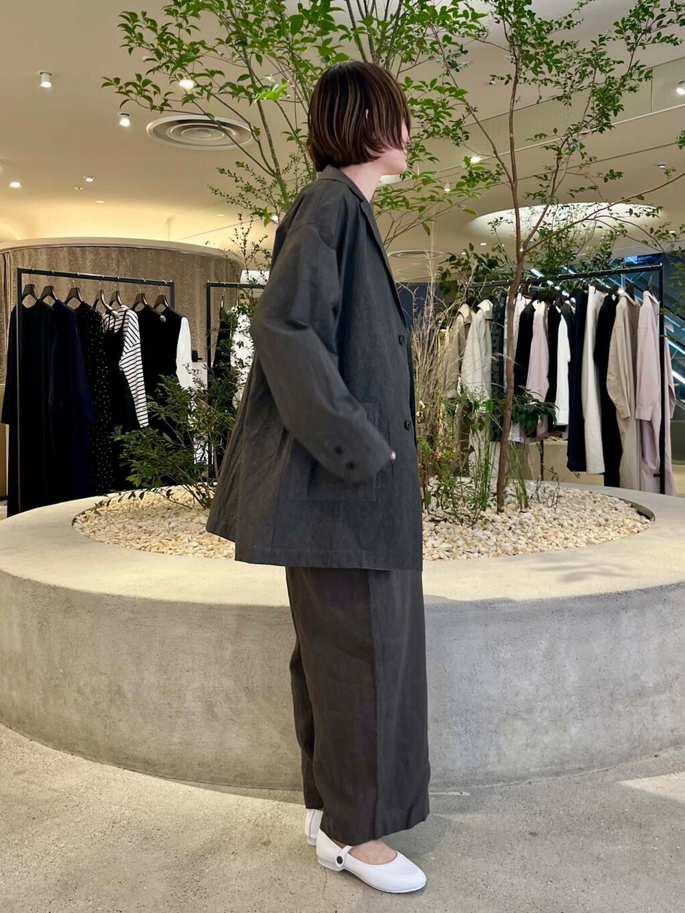 「かぐれ、newarrival、ストレート×ブルベ冬、春のジャケットスタイル」｜「かぐれのボートネックロングカットソー（Tシャツ/カットソー、グレー系）」を使った、takagiさん（レディース・163cm）の春コーディネートの5枚目の写真