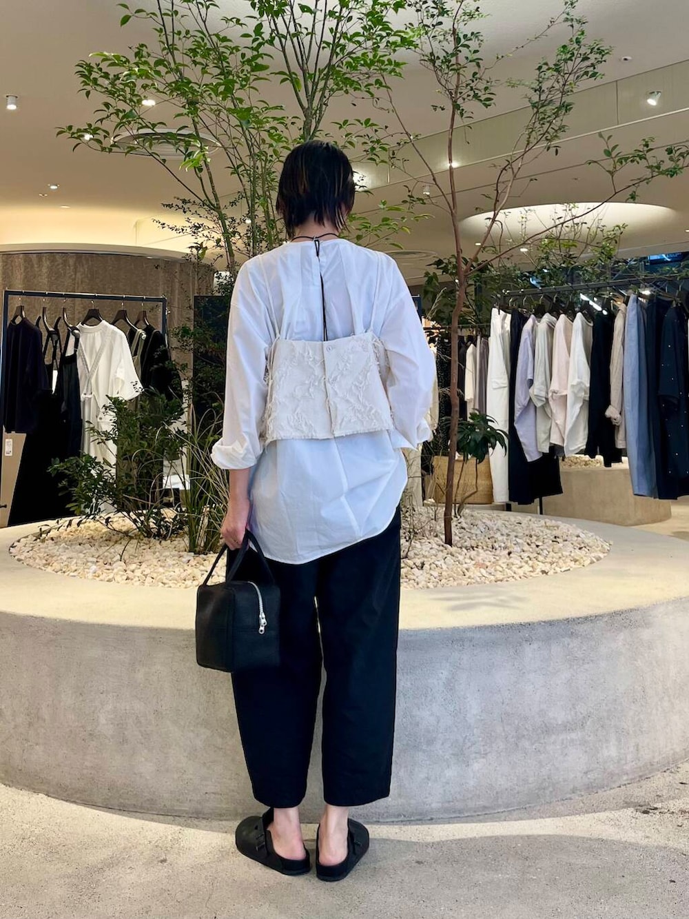 「大人カジュアル、ママコーデ、かぐれ、newarrival、休日スタイル、40代、ストレート×ブルベ冬、着回し力抜群シャツ」｜「かぐれのコットンシルククルーネックプルオーバー（シャツ/ブラウス、ホワイト系）」を使った、takagiさん（レディース・163cm）の夏コーディネートの2枚目の写真