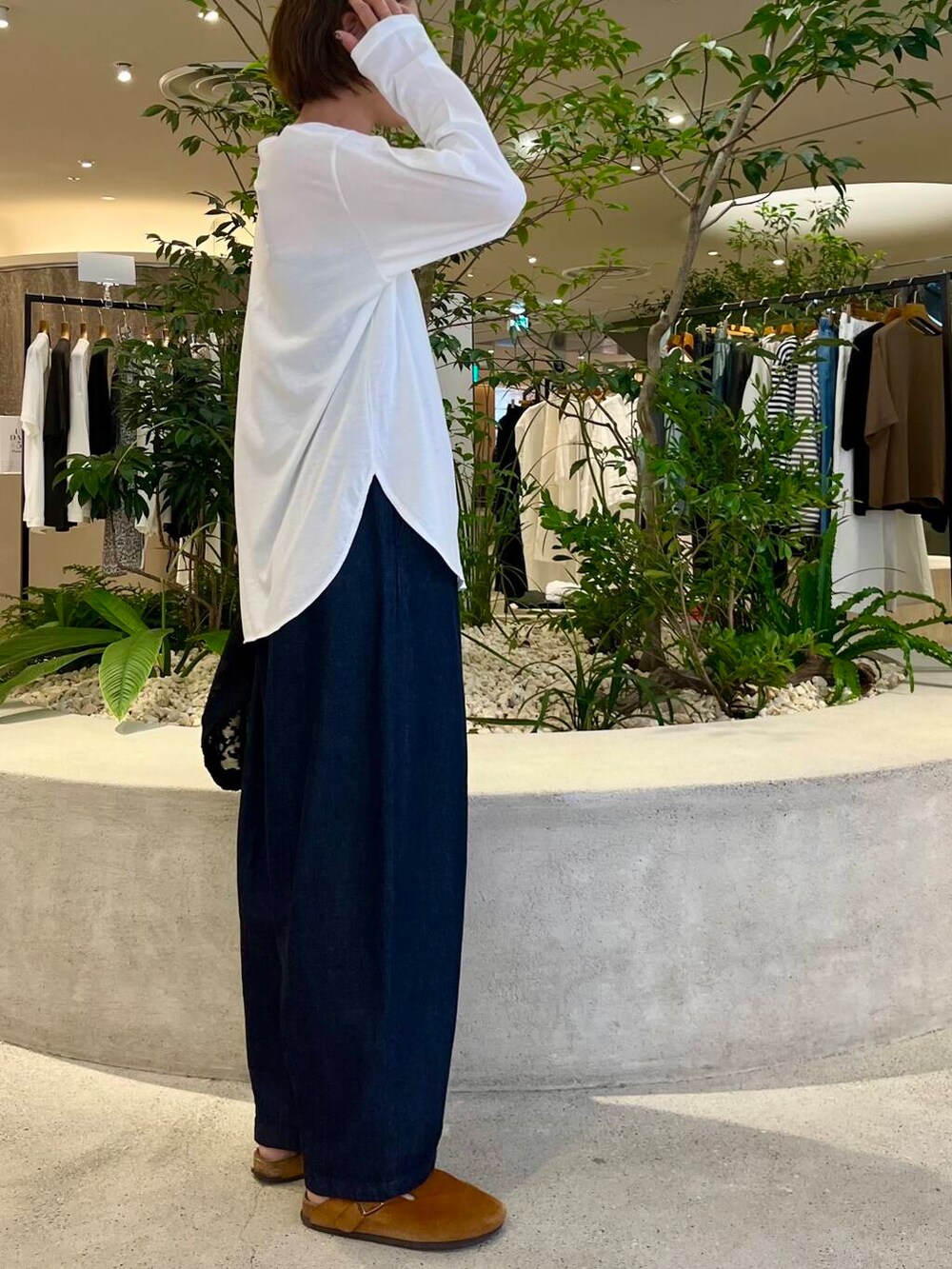 ブラック系のシャツ/ブラウス、ブルー系のデニムパンツ、ホワイト系のTシャツ/カットソーを着用したレディースの夏コーディネートの7枚目の写真