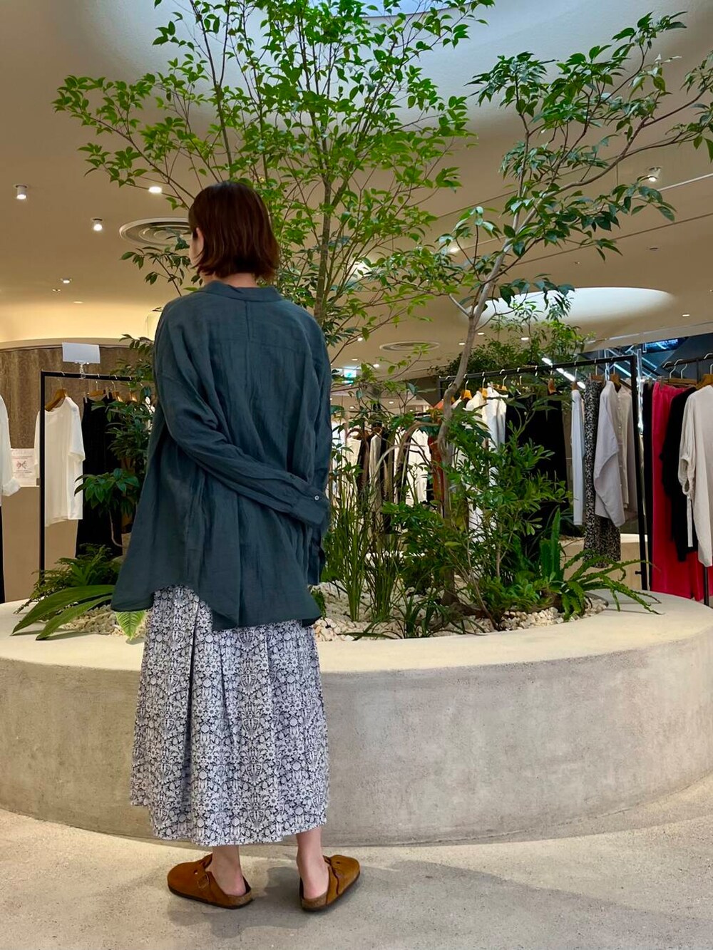 グレー系のTシャツ/カットソー、グリーン系のシャツ/ブラウス、ブラック系のスカートを着用したレディースの夏コーディネートの3枚目の写真