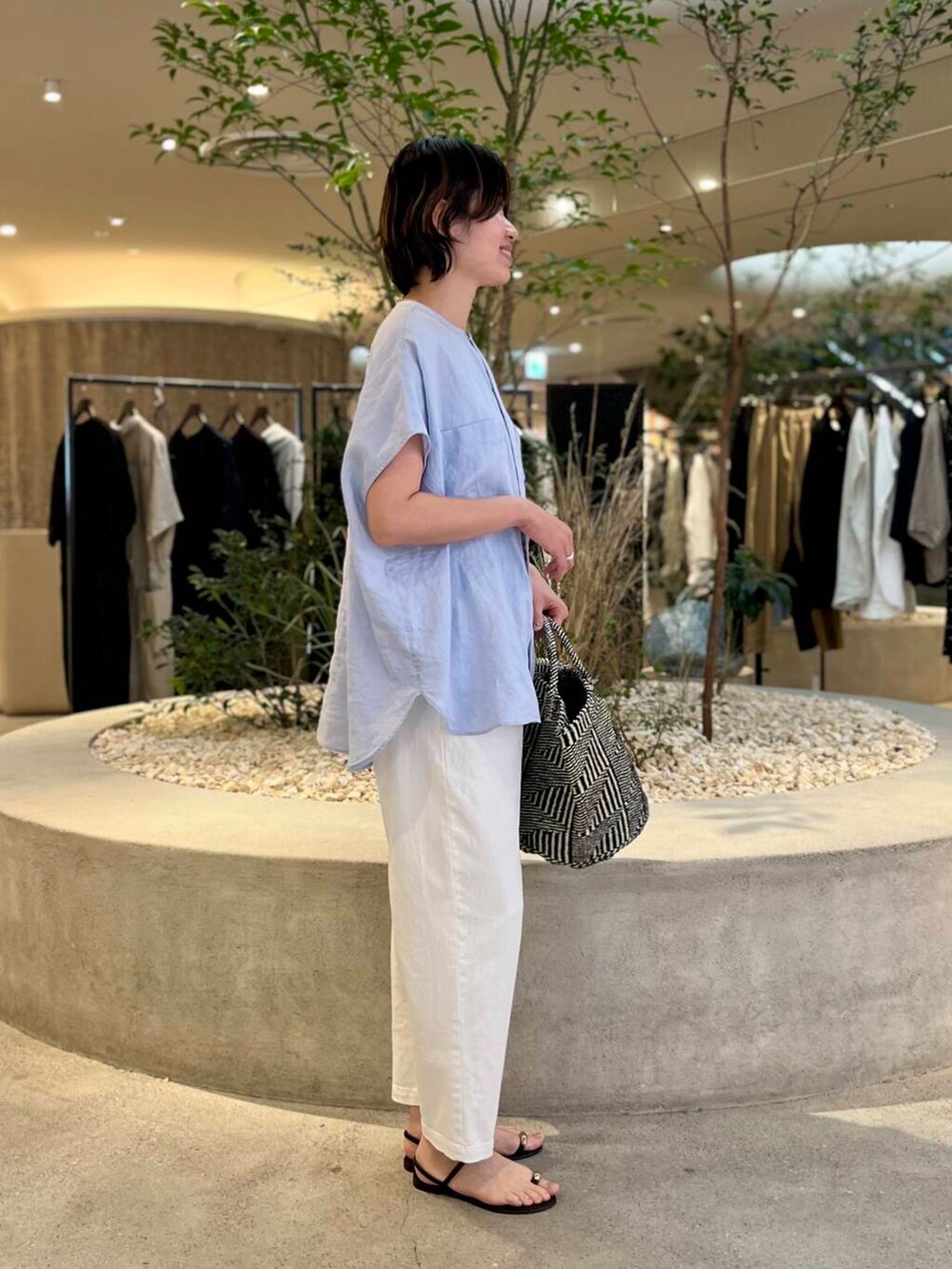 「大人カジュアル、ママコーデ、かぐれ、リネン、newarrival、休日スタイル、40代、ストレート×ブルベ冬、夏カラーコーデ、リネン着こなし術、夏の涼しげパンツコーデ、万能ブラウスコーデ、最旬サンダルスタイル、着回し力抜群シャツ」｜「かぐれのコットンストレッチイージーパンツ（その他パンツ、ホワイト系）」を使った、takagiさん（レディース・163cm）の夏コーディネートの2枚目の写真