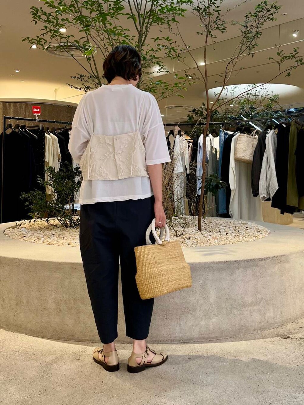 「大人カジュアル、ママコーデ、かぐれ、リネン、newarrival、休日スタイル、40代、きれいめ派のtシャツコーデ、ストレート×ブルベ冬」｜「かぐれのジャガードキャミソール（Tシャツ/カットソー、ホワイト系）」を使った、takagiさん（レディース・163cm）の夏コーディネートの5枚目の写真
