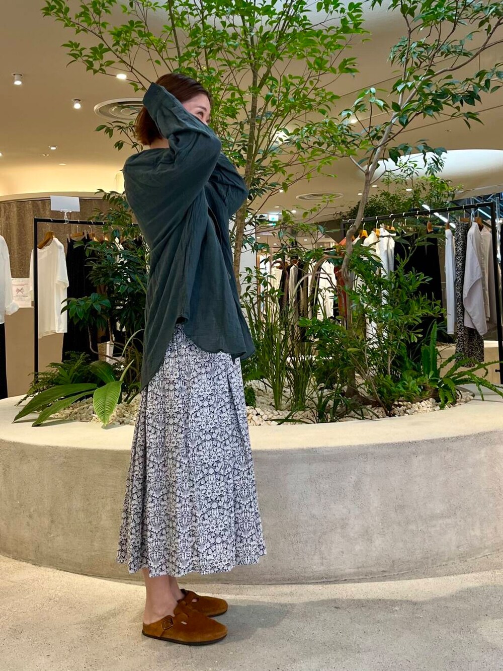 グレー系のTシャツ/カットソー、グリーン系のシャツ/ブラウス、ブラック系のスカートを着用したレディースの夏コーディネートの2枚目の写真