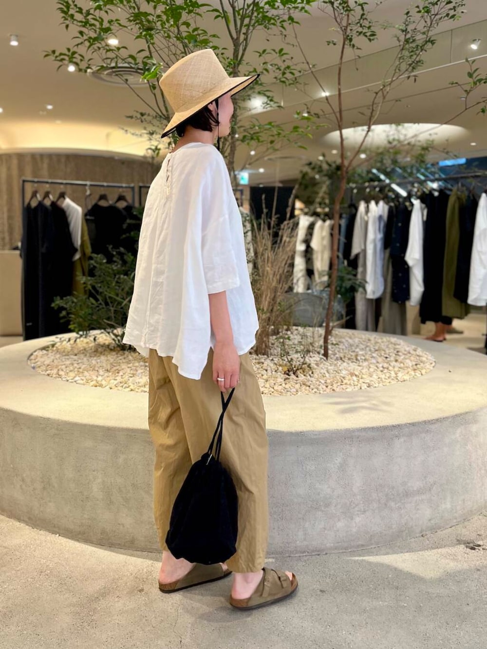「大人カジュアル、ママコーデ、かぐれ、リネン、newarrival、休日スタイル、40代、ストレート×ブルベ冬、リネン着こなし術、夏の涼しげパンツコーデ、万能ブラウスコーデ、最旬サンダルスタイル、着回し力抜群シャツ」｜「かぐれのコットンクロップドパンツ（その他パンツ、ベージュ系）」を使った、takagiさん（レディース・163cm）の夏コーディネートの2枚目の写真