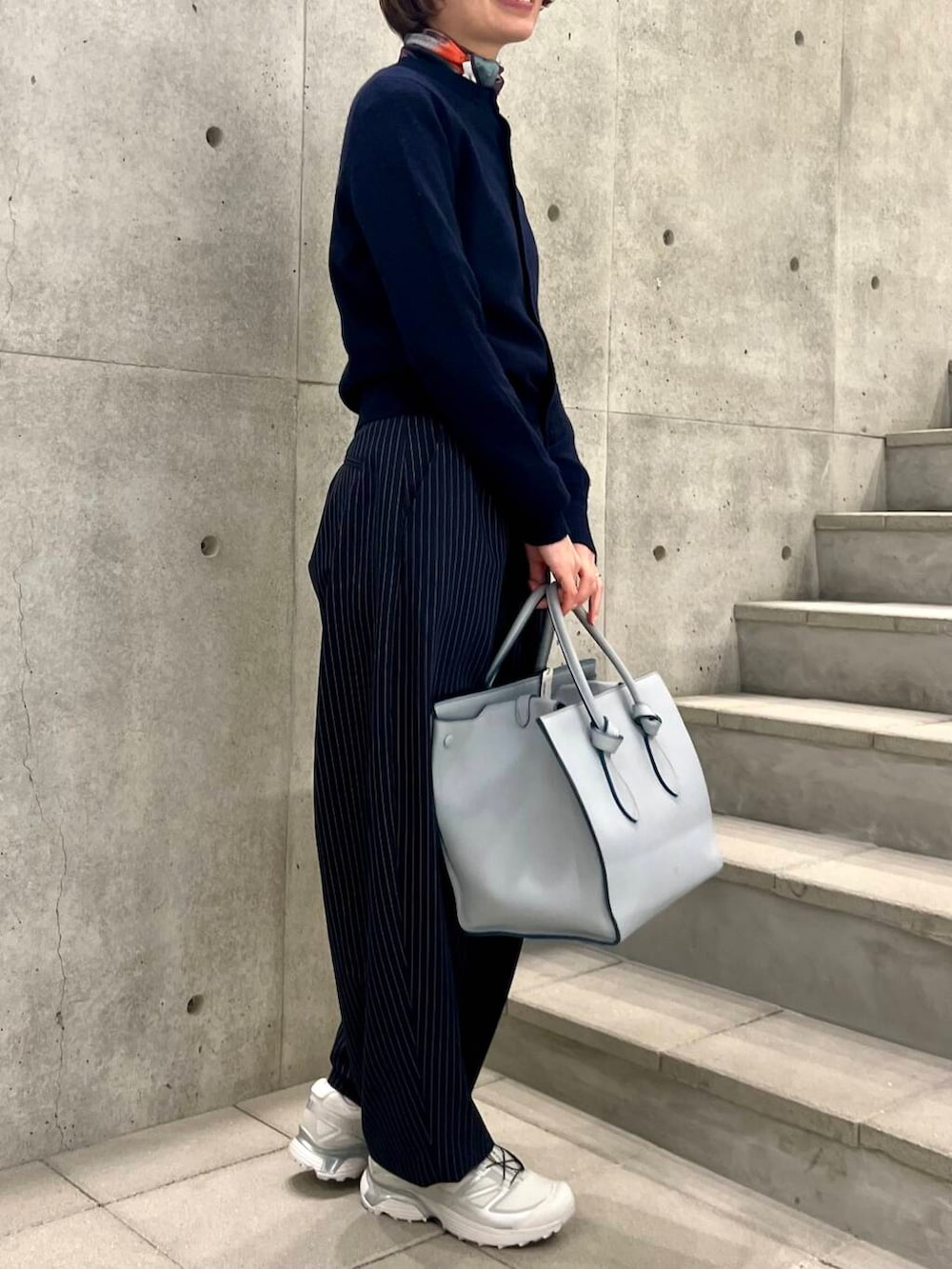 「アーバンリサーチ、newarrival、salomon、ストレート×ブルベ冬、extremecashmere、urbanresearchkyoto」｜「URBAN RESEARCHのカラーブロックペイントスカーフ（バンダナ/スカーフ、ピンク系）」を使った、takagiさん（レディース・163cm）の冬コーディネートの3枚目の写真