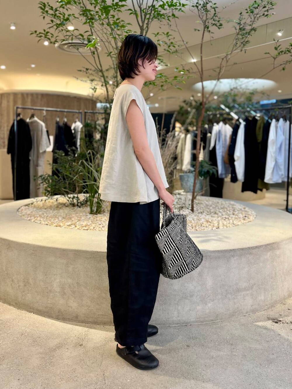 「大人カジュアル、ママコーデ、かぐれ、リネン、newarrival、休日スタイル、ストレート×ブルベ冬、スタッフのこれ買いました、リネン着こなし術、夏の涼しげパンツコーデ、万能ブラウスコーデ」｜「かぐれのリネンフレアブラウス（シャツ/ブラウス、ベージュ系）」を使った、takagiさん（レディース・163cm）の夏コーディネートの2枚目の写真