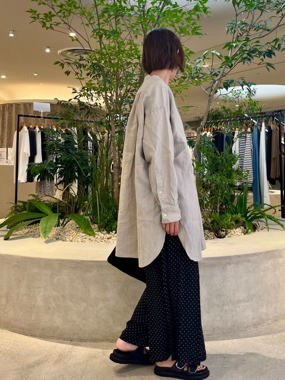 ベージュ系のTシャツ/カットソー、ブラック系のその他パンツを着用したレディースの夏コーディネートの3枚目の写真