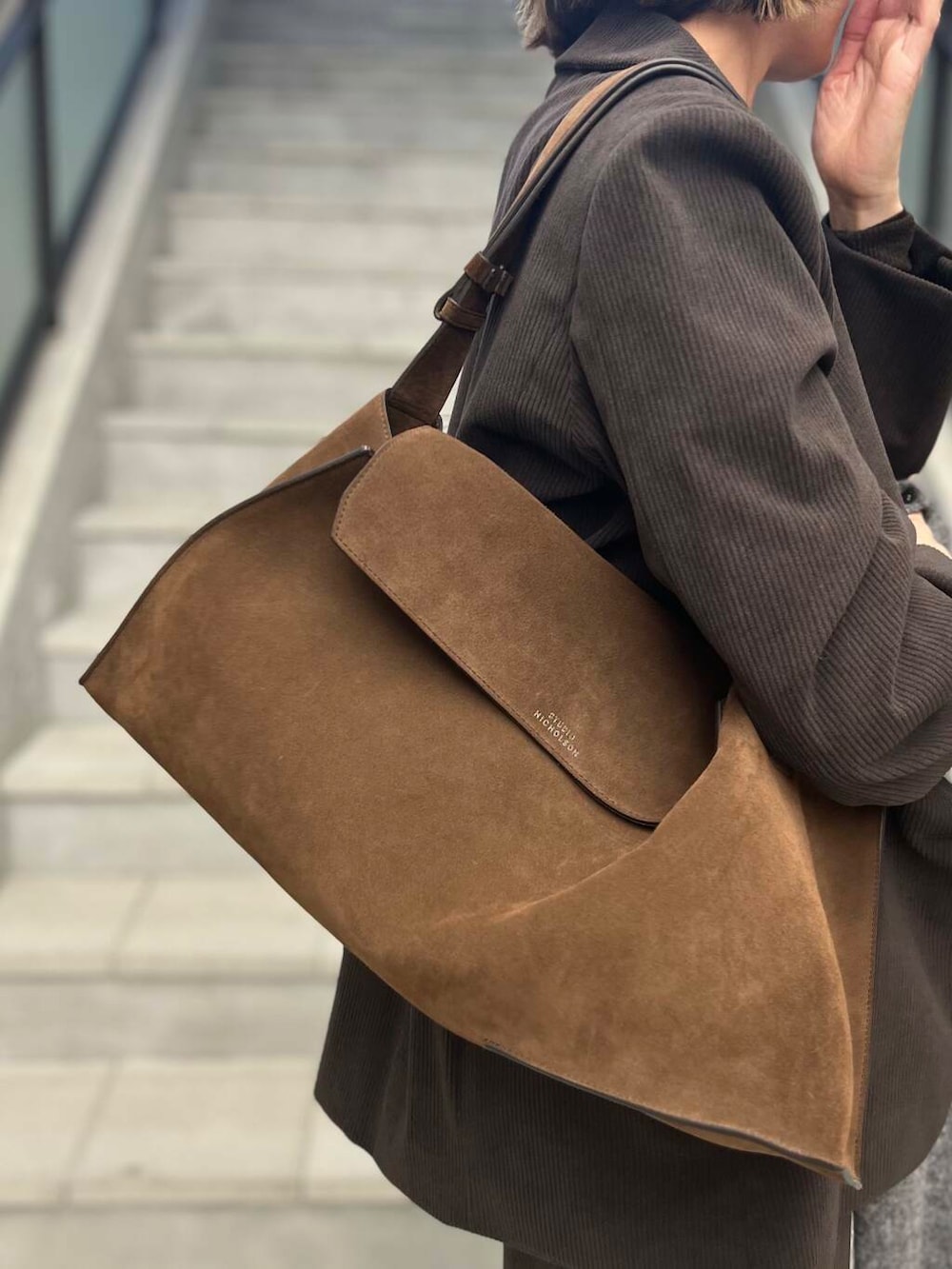 ブラウン系のその他アウター、ブラウン系のスカート、ブラウン系のニット/セーターを着用したレディースの秋コーディネートの3枚目の写真