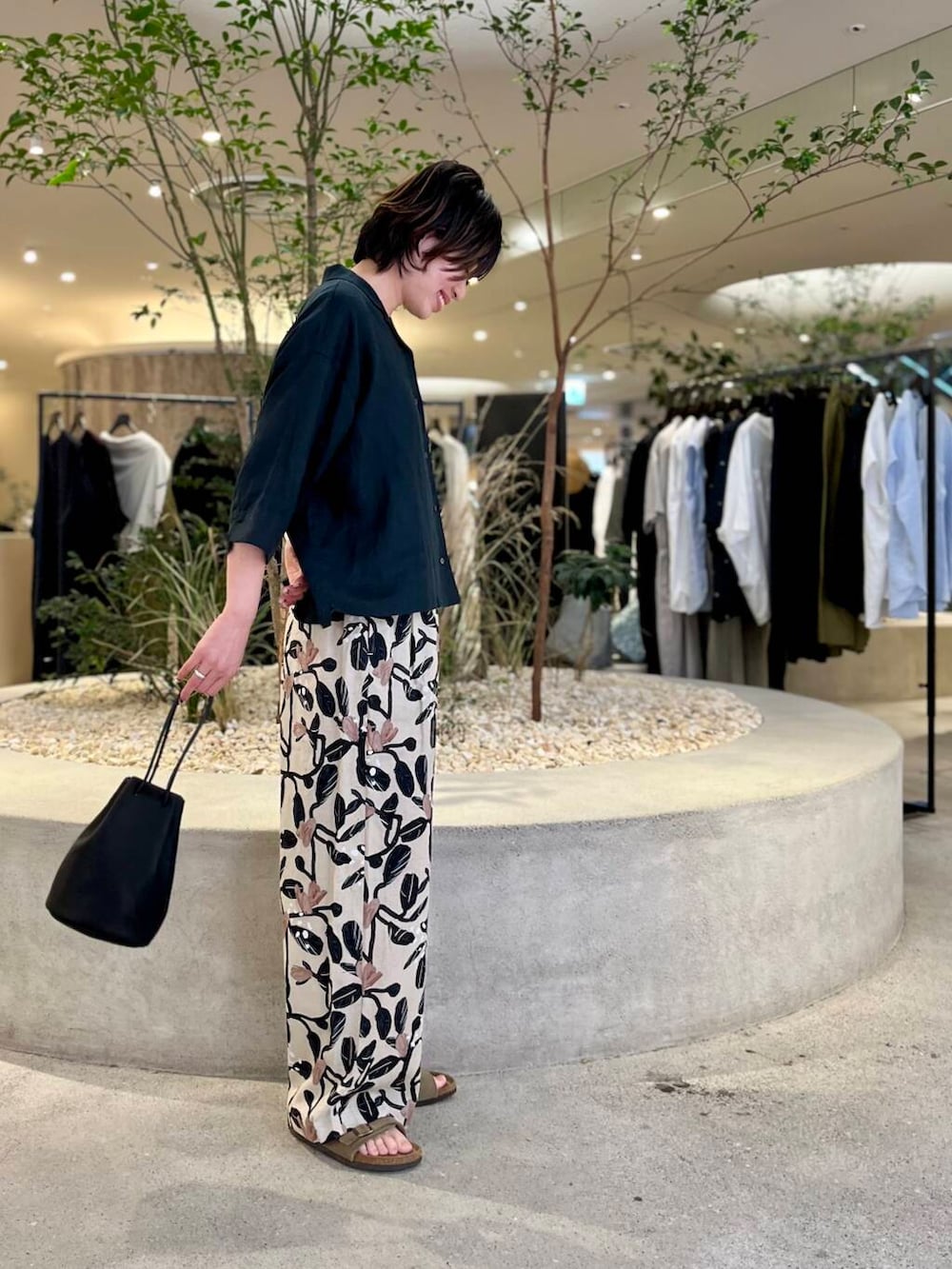 「大人カジュアル、ママコーデ、かぐれ、リネン、newarrival、休日スタイル、40代、ストレート×ブルベ冬、スタッフのこれ買いました、リネン着こなし術、夏の涼しげパンツコーデ、万能ブラウスコーデ、着回し力抜群シャツ」｜「かぐれのコットンリネンプリントイージーパンツ（その他パンツ、ベージュ系）」を使った、takagiさん（レディース・163cm）の夏コーディネートの2枚目の写真