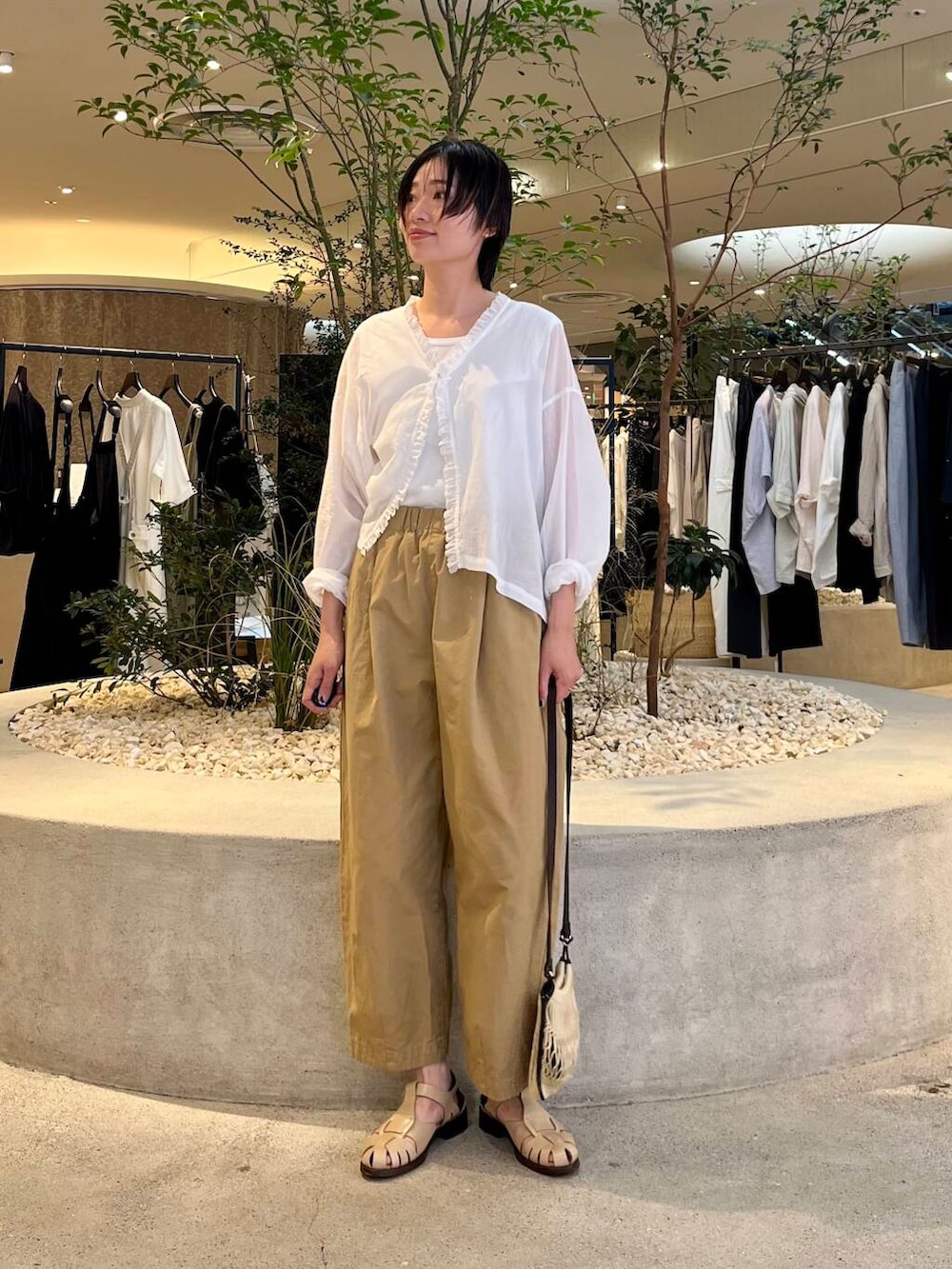 「大人カジュアル、ママコーデ、かぐれ、newarrival、休日スタイル、40代、ストレート×ブルベ冬、シャツが主役の夏コーデ、着回し力抜群シャツ、洒落見えイージーパンツ×サンダル」｜「かぐれのコットンクロップドパンツ（その他パンツ、ベージュ系）」を使った、takagiさん（レディース・163cm）の夏コーディネートの4枚目の写真