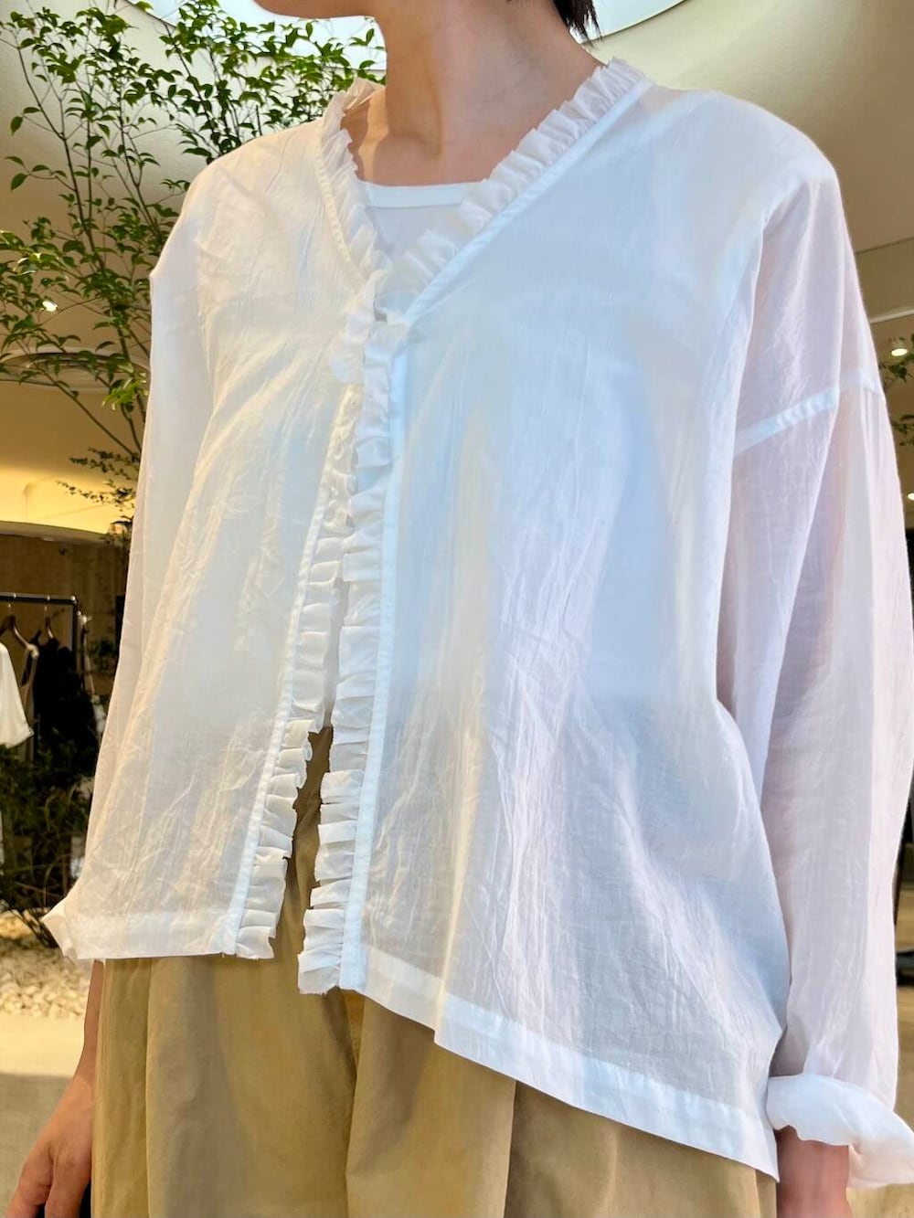 「大人カジュアル、ママコーデ、かぐれ、newarrival、休日スタイル、40代、ストレート×ブルベ冬、シャツが主役の夏コーデ、着回し力抜群シャツ、洒落見えイージーパンツ×サンダル」｜「かぐれのコットンクロップドパンツ（その他パンツ、ベージュ系）」を使った、takagiさん（レディース・163cm）の夏コーディネートの5枚目の写真