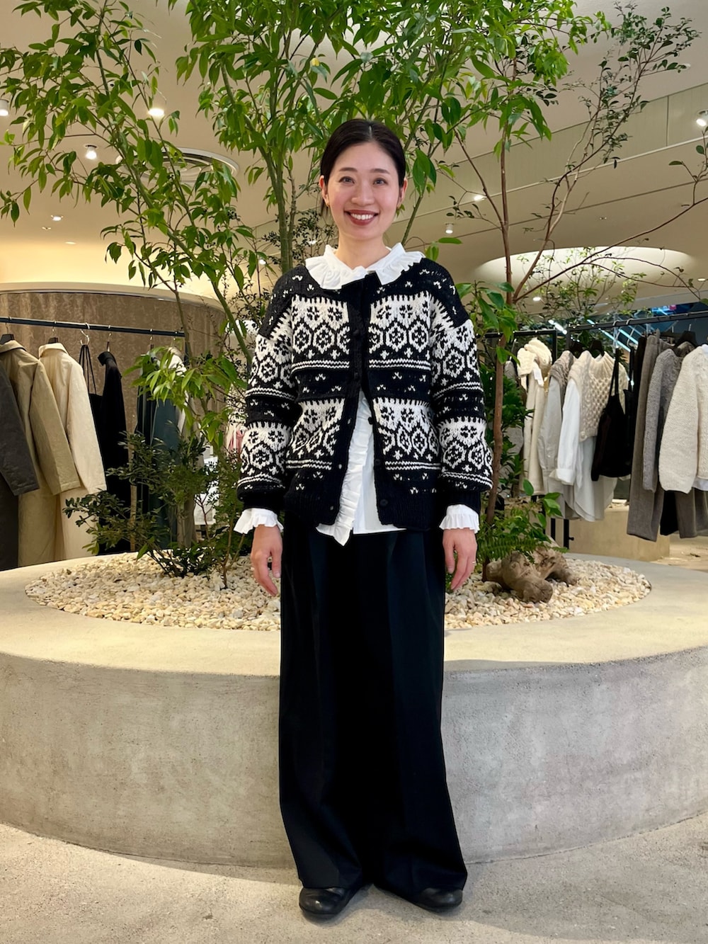 ブラック系のカーディガン/ボレロ、ブラック系のその他パンツ、ホワイト系のシャツ/ブラウスを着用したレディースの秋コーディネートの4枚目の写真