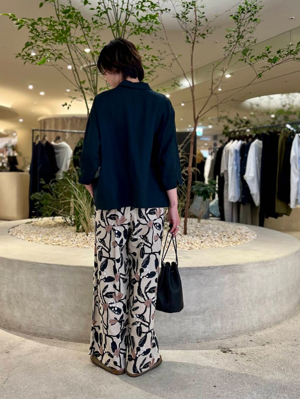 「大人カジュアル、ママコーデ、かぐれ、リネン、newarrival、休日スタイル、40代、ストレート×ブルベ冬、スタッフのこれ買いました、リネン着こなし術、夏の涼しげパンツコーデ、万能ブラウスコーデ、着回し力抜群シャツ」｜「かぐれのコットンリネンプリントイージーパンツ（その他パンツ、ベージュ系）」を使った、takagiさん（レディース・163cm）の夏コーディネートの3枚目の写真