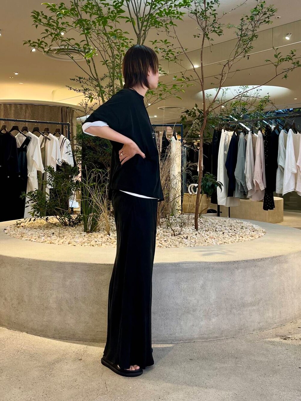「大人カジュアル、ママコーデ、かぐれ、newarrival、休日スタイル、40代、きれいめ派のtシャツコーデ、ストレート×ブルベ冬」｜「かぐれの『2サイズ展開』キュプラスカート（スカート、ブラック系）」を使った、takagiさん（レディース・163cm）の夏コーディネートの2枚目の写真