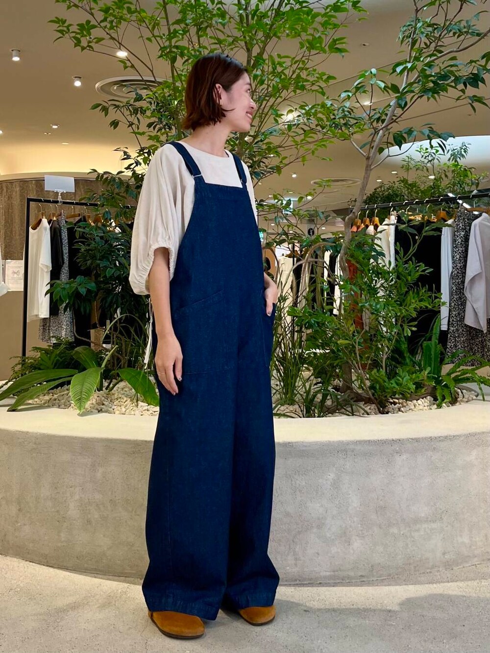 ベージュ系のシャツ/ブラウス、ブルー系のサロペット/オーバーオールを着用したレディースの夏コーディネートの4枚目の写真