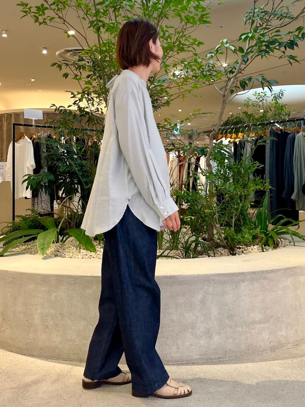 ブルー系のデニムパンツ、グレー系のシャツ/ブラウスを着用したレディースの夏コーディネートの3枚目の写真