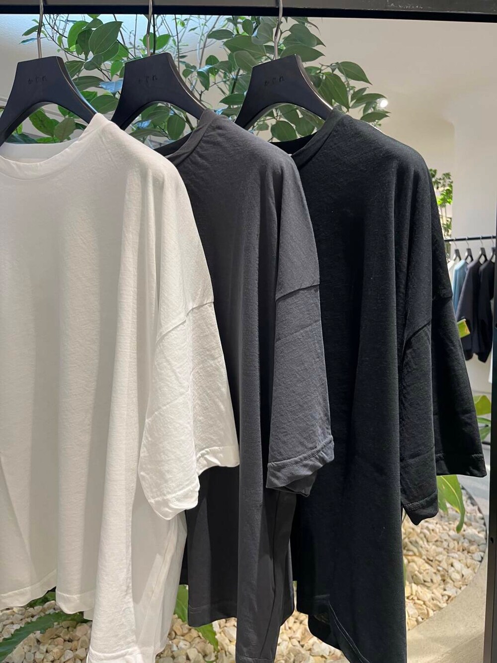 「大人カジュアル、ママコーデ、かぐれ、リネン、newarrival、休日スタイル、40代、きれいめ派のtシャツコーデ、ストレート×ブルベ冬」｜「かぐれのジャガードキャミソール（Tシャツ/カットソー、ホワイト系）」を使った、takagiさん（レディース・163cm）の夏コーディネートの6枚目の写真