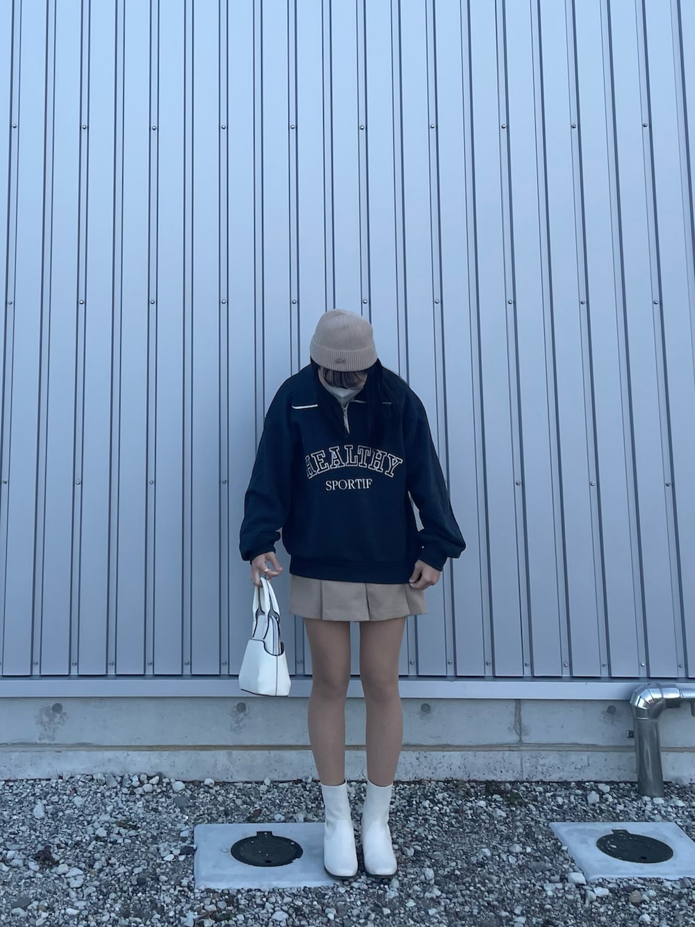 「秋のコーデ、秋服まるっと大公開、ブーツ、低身長女子、ゆるコーデ、GU、パーカー、ニット帽、秋服、ショートパンツ」|「LAKOLEのスクエアトゥソフトショートブーツ / 228576(ブーツ、ホワイト系)」を使った、m a y a ☺︎さん(レディース・153cm)の秋コーディネートの2枚目の写真