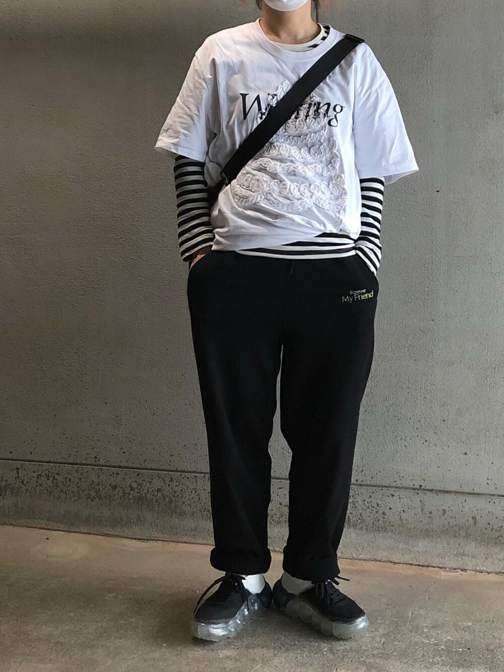 「休日コーデ、モノトーン、レイヤードスタイル、doublet、grounds」｜「doubletのアイテム（Tシャツ/カットソー、ホワイト系）」を使った、アクロン🚛🎶さん（レディース・164cm）の秋コーディネートの2枚目の写真