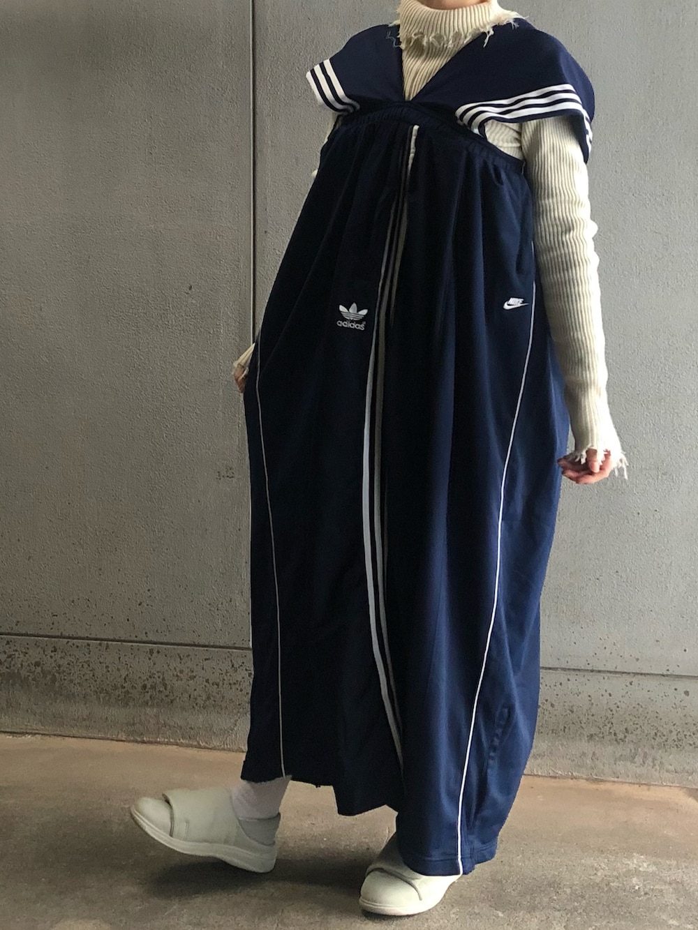 「マキシ丈ワンピース、セーラー、ジャージ、ジャージリメイク、古着リメイク、アクロンリメイク✂️」｜「WHO'S WHO galleryのダメージスライドリブニット（ニット/セーター、ホワイト系）」を使った、アクロン🚛🎶さん（レディース・164cm）の冬コーディネートの2枚目の写真