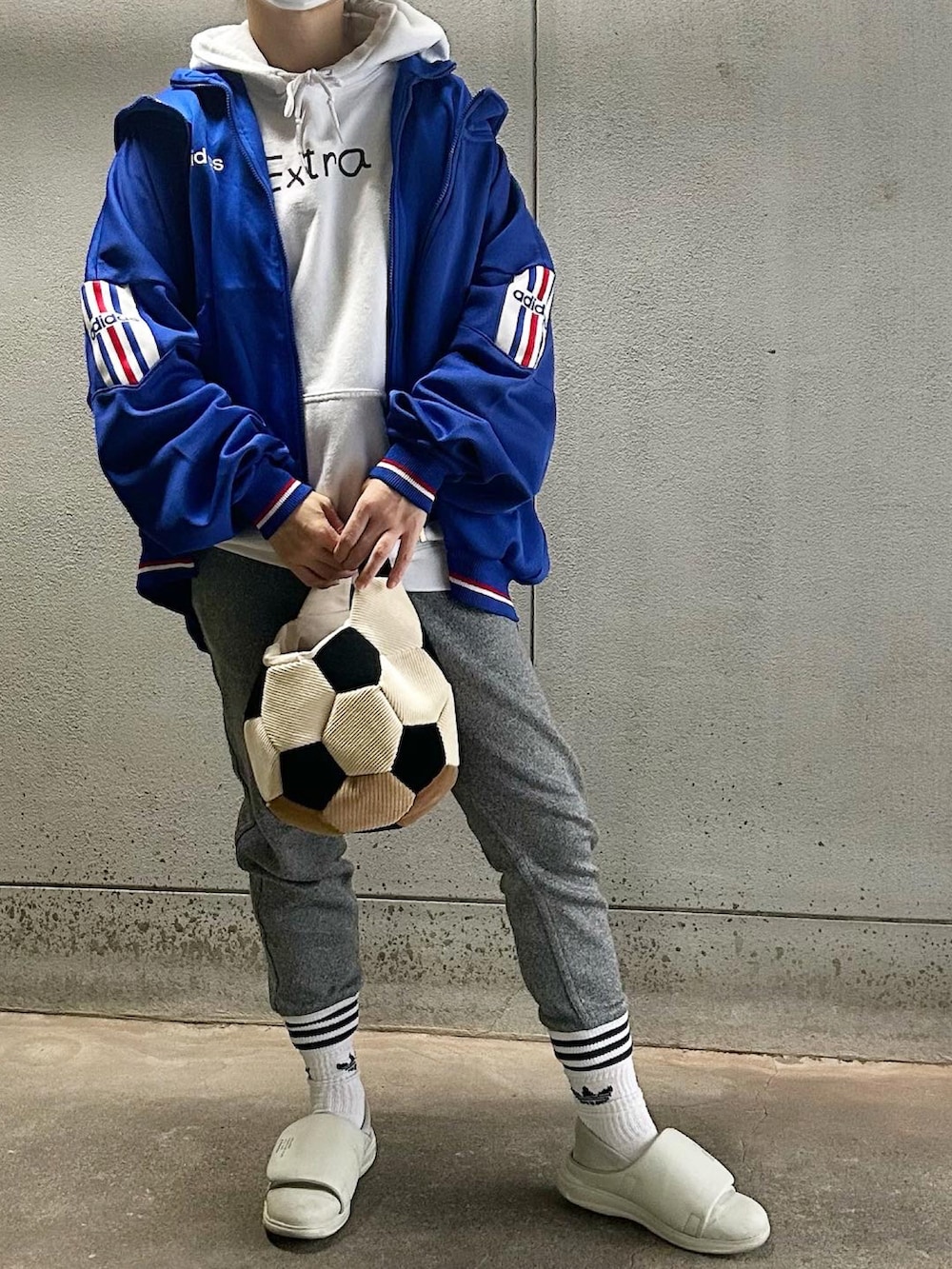 「秋冬コーデ、アクロンリメイク✂️、サムライブルー、侍ジャパン、サッカー、ore、スポーツミックス、古着MIX、ワールドカップ」｜「平山昌尚（HIMAA）× LIVERARYのアイテム（パーカー、ホワイト系）」を使った、アクロン🚛🎶さん（骨格ストレート・レディース・164cm）の冬コーディネートの2枚目の写真